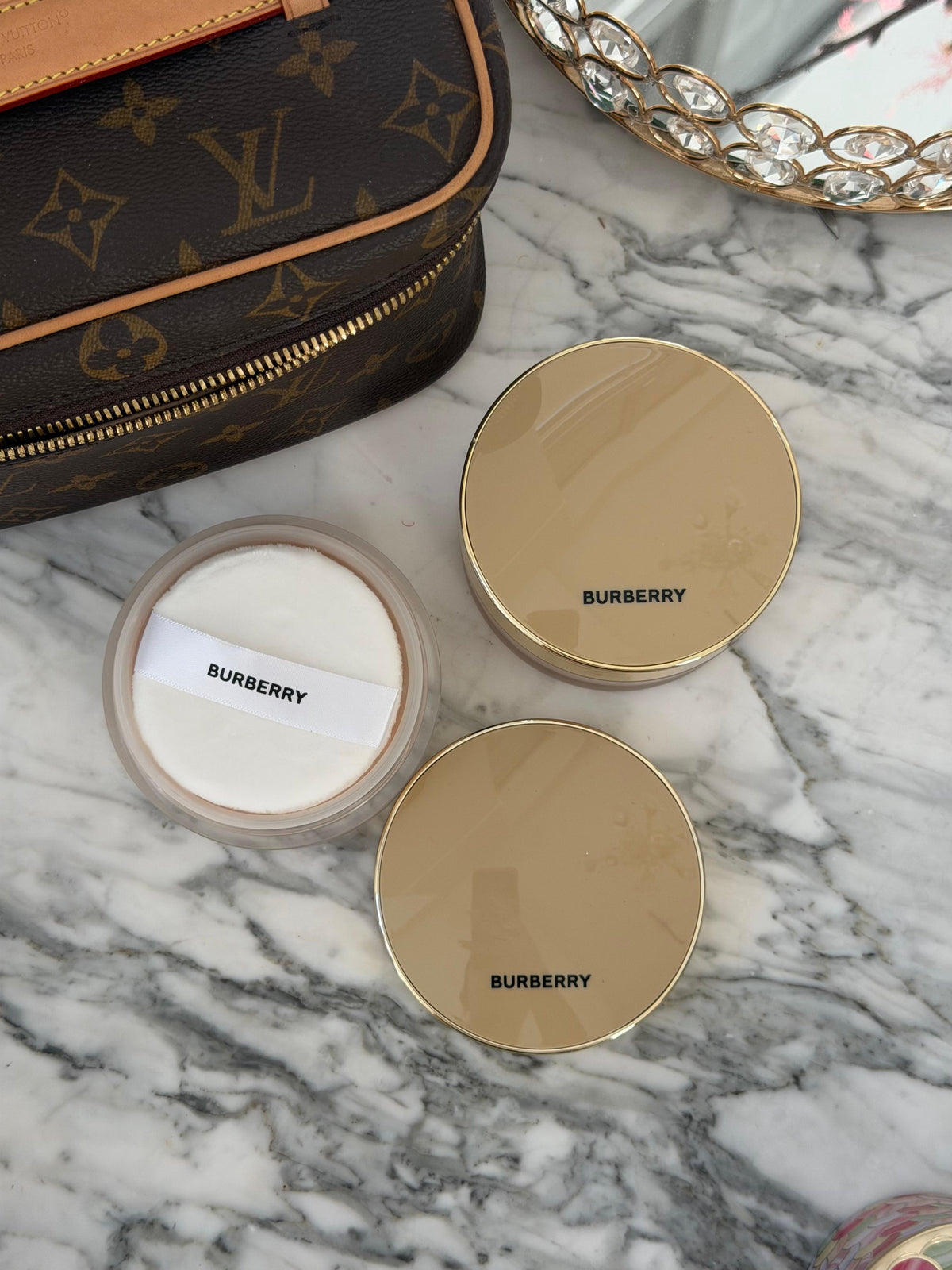 BURBERRY Beyond Wear (02)
Finishing & Smoothing Loose Powder