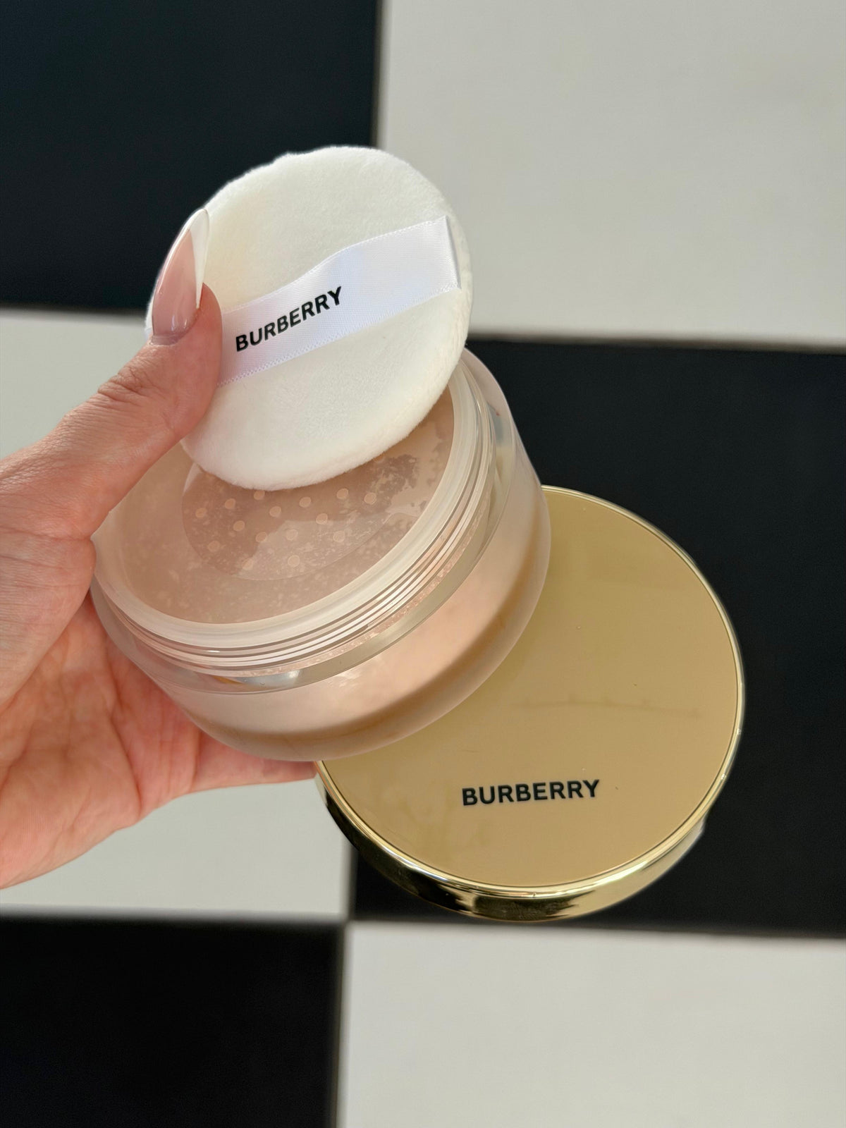 BURBERRY Beyond Wear (02)
Finishing & Smoothing Loose Powder