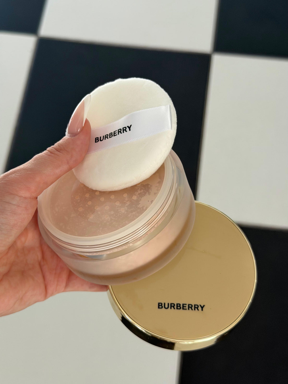 BURBERRY Beyond Wear (02)
Finishing & Smoothing Loose Powder