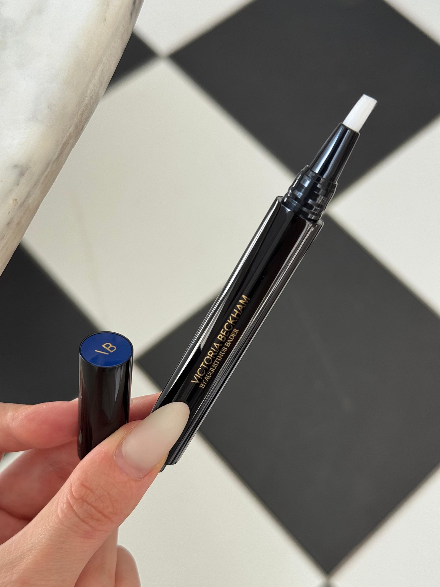 VCTORIA BECKHAM The Concealer Pen - Luminous Coverage With TFC8