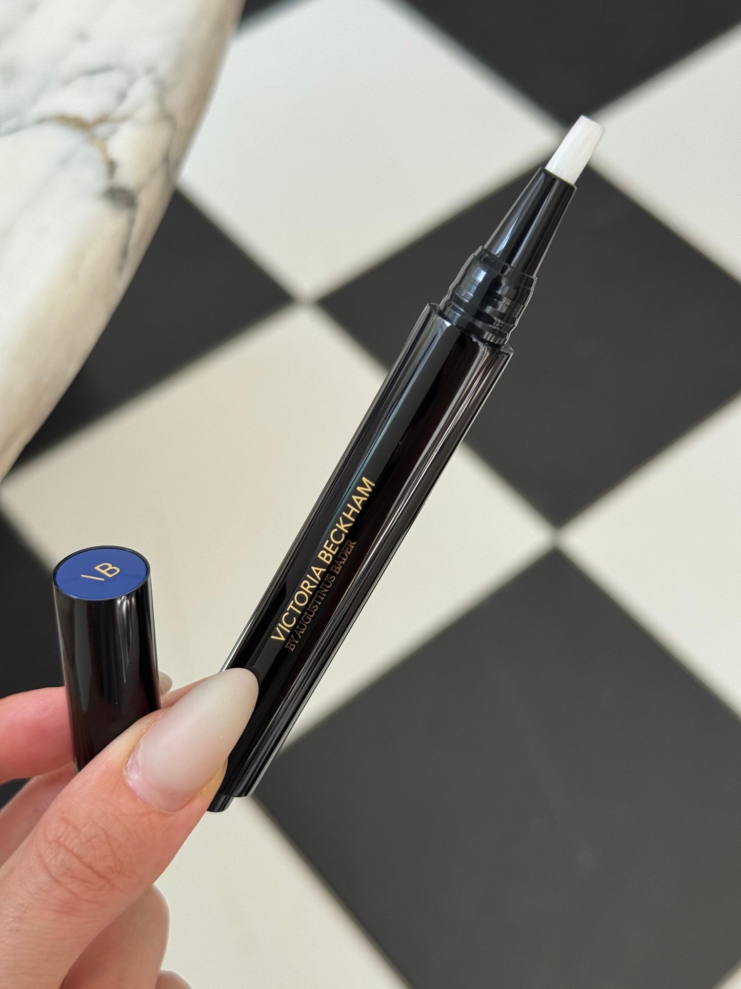 VCTORIA BECKHAM The Concealer Pen - Luminous Coverage With TFC8