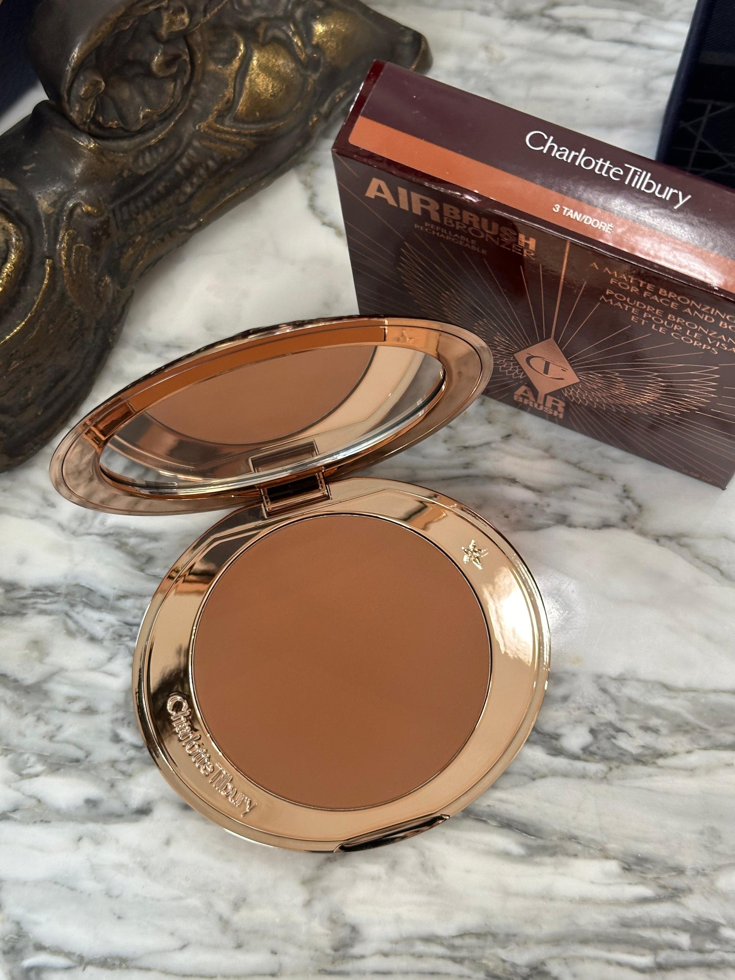 CHARLOTTE TILBURY Airbrush Bronzer (3)
Matte Bronzing Filter For Face And Body