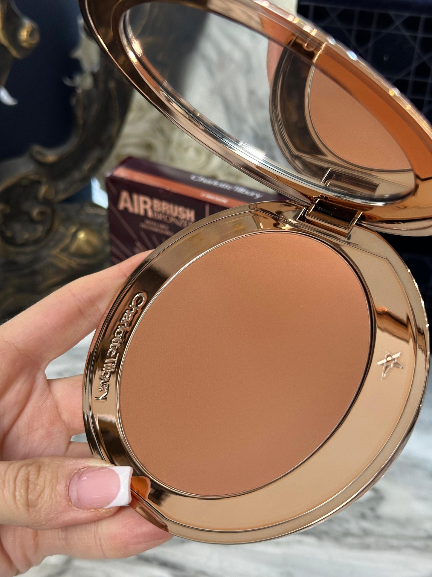 CHARLOTTE TILBURY Airbrush Bronzer (3)
Matte Bronzing Filter For Face And Body