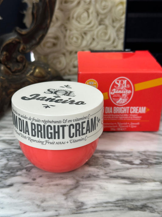 SOL DE JANEIRO Bom Dia Bright™ Body Cream
With Exfoliating Fruit AHAs + Vitamin C