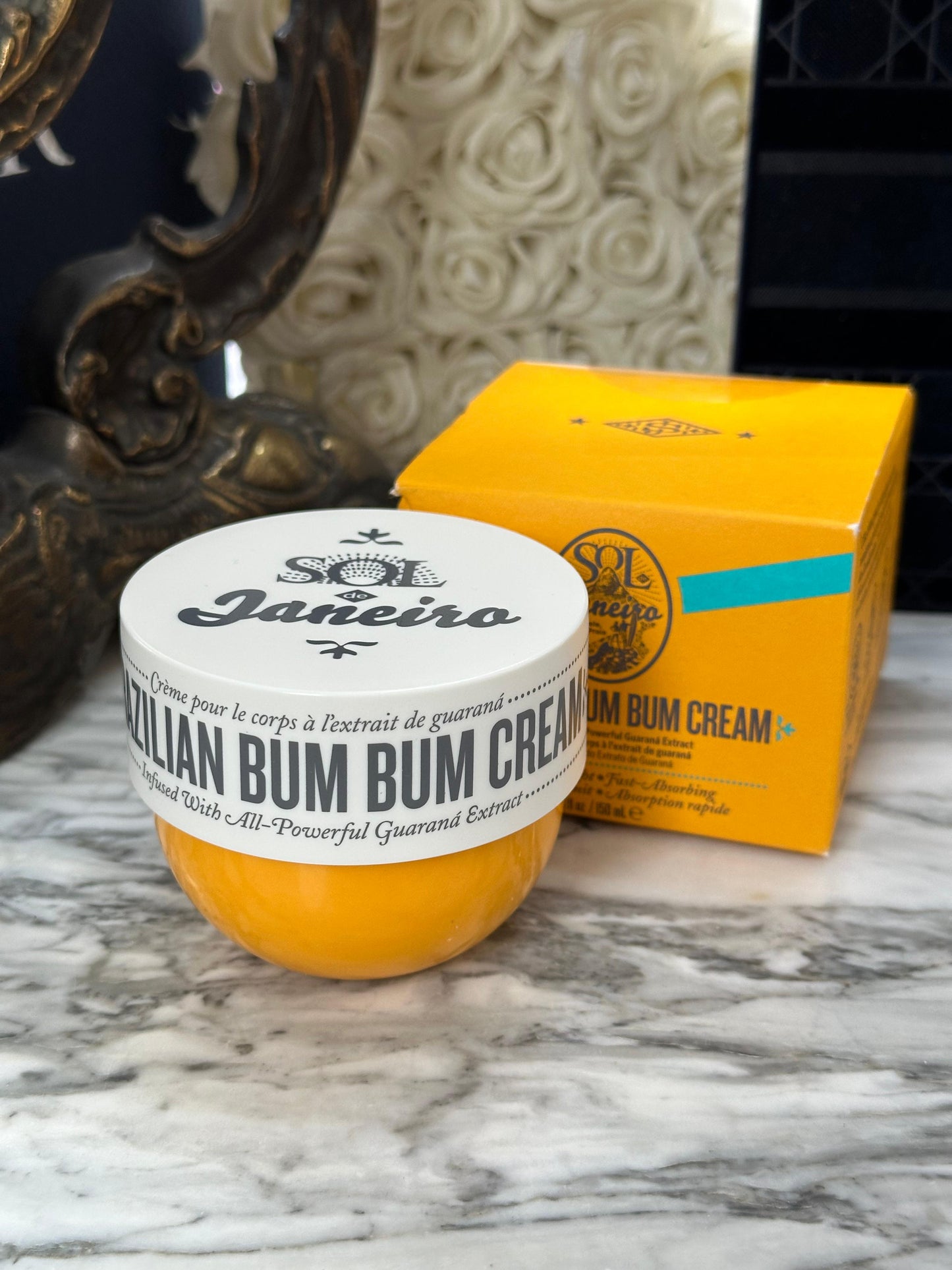 SOL DE JANEIRO Brazilian Bum Bumm® Cream
Visibly Firming Body Cream With The Irresistible Scent Of Pistachio, Salted Caramal And Vanilla