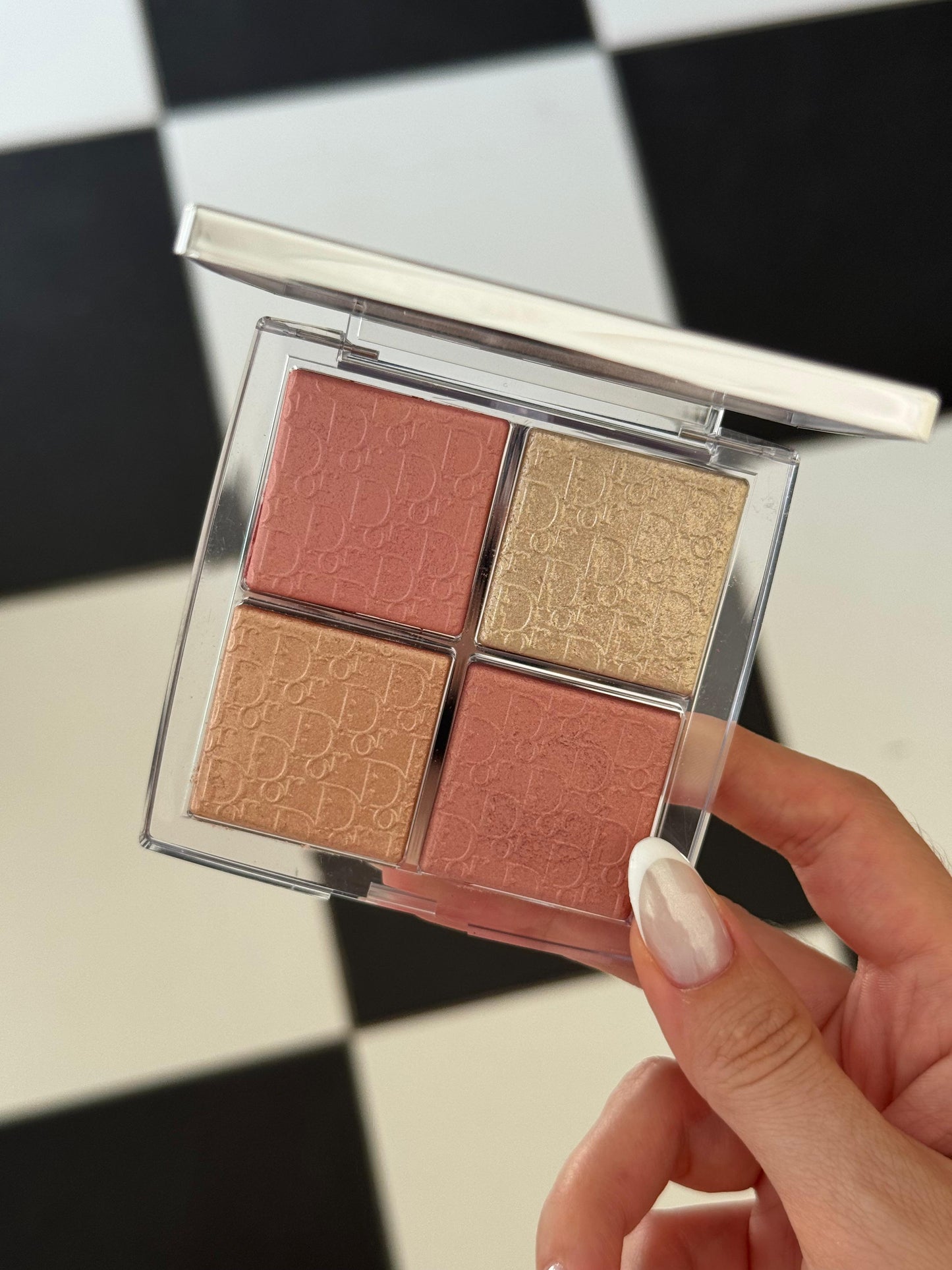 DIOR Backstage Glow Maximizer Palette (003)
Multi-Use Highlighter and Blush - Multi-Reflective Glow