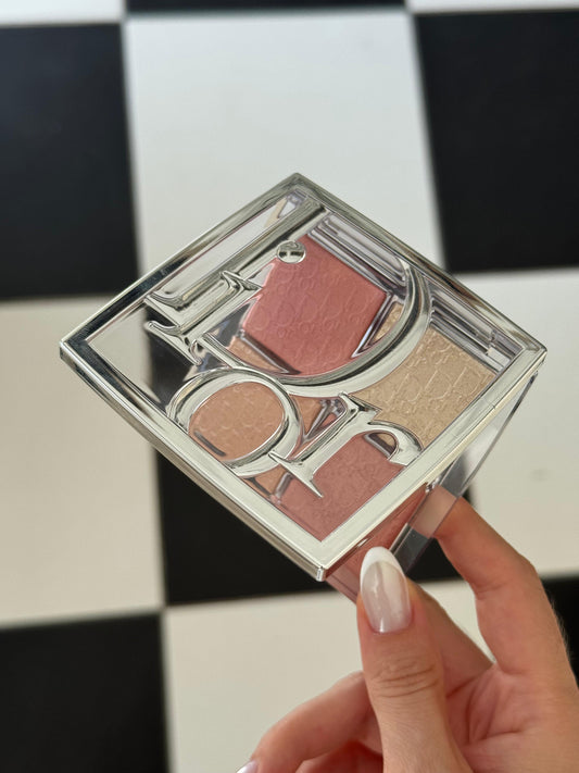 DIOR Backstage Glow Maximizer Palette (003)
Multi-Use Highlighter and Blush - Multi-Reflective Glow
