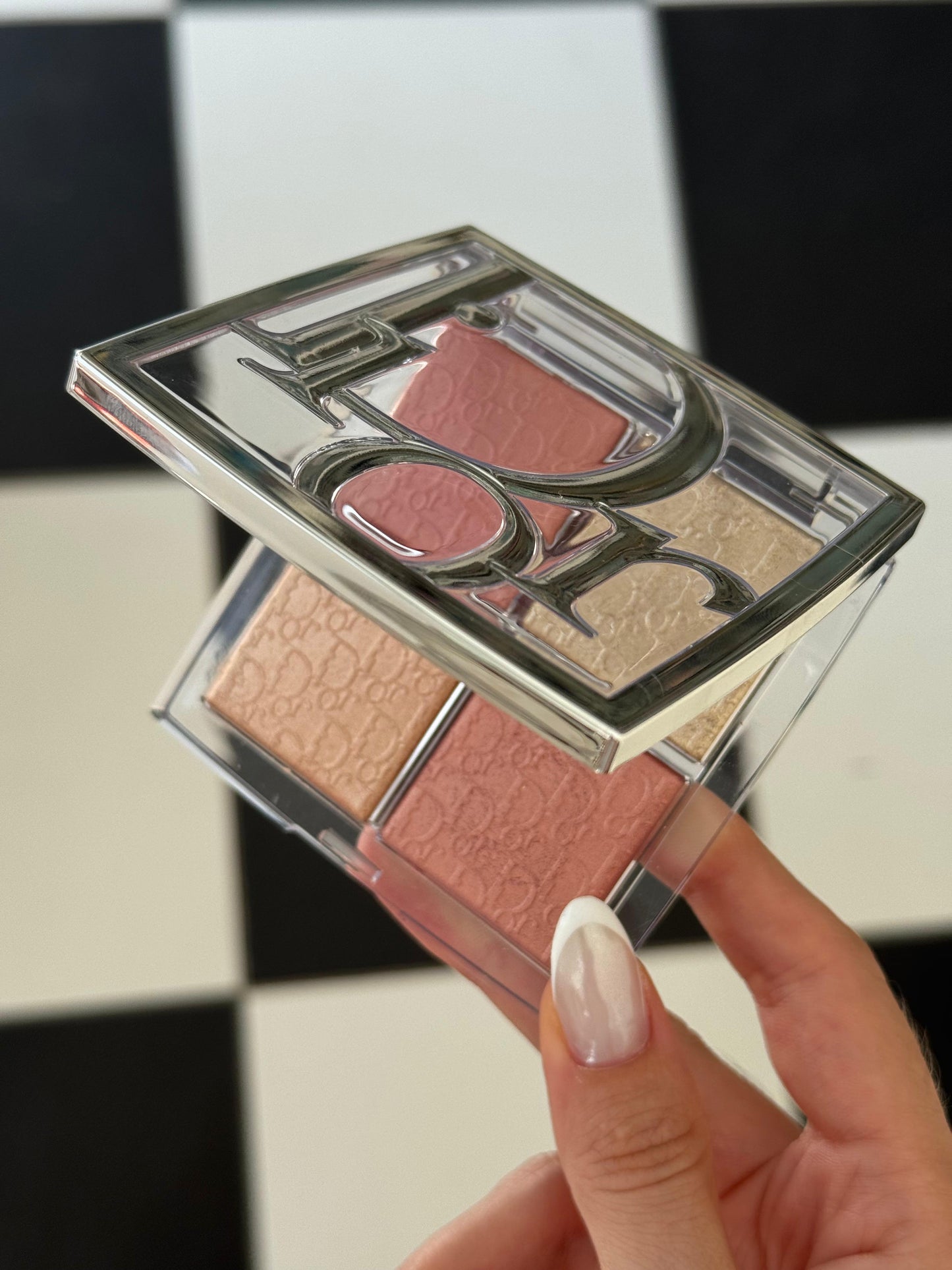 DIOR Backstage Glow Maximizer Palette (003)
Multi-Use Highlighter and Blush - Multi-Reflective Glow