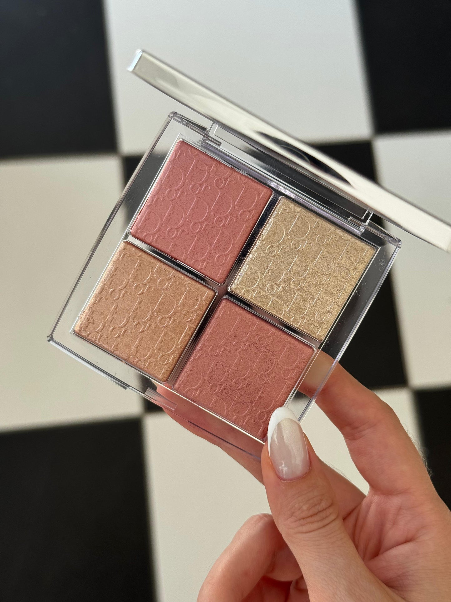 DIOR Backstage Glow Maximizer Palette (003)
Multi-Use Highlighter and Blush - Multi-Reflective Glow