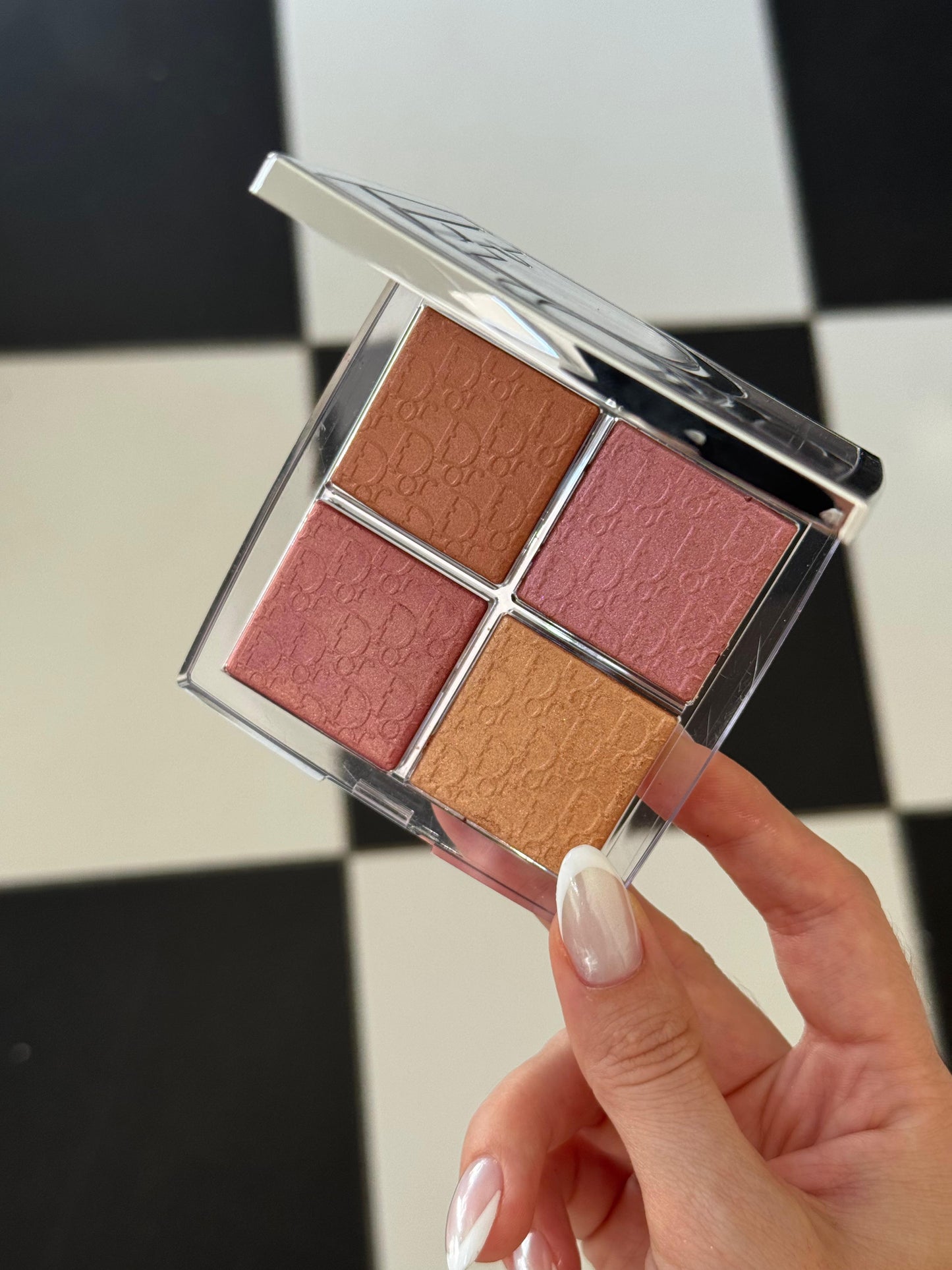 DIOR Backstage Glow Maximizer Palette (005)
Multi-Use Highlighter and Blush - Multi-Reflective Glow