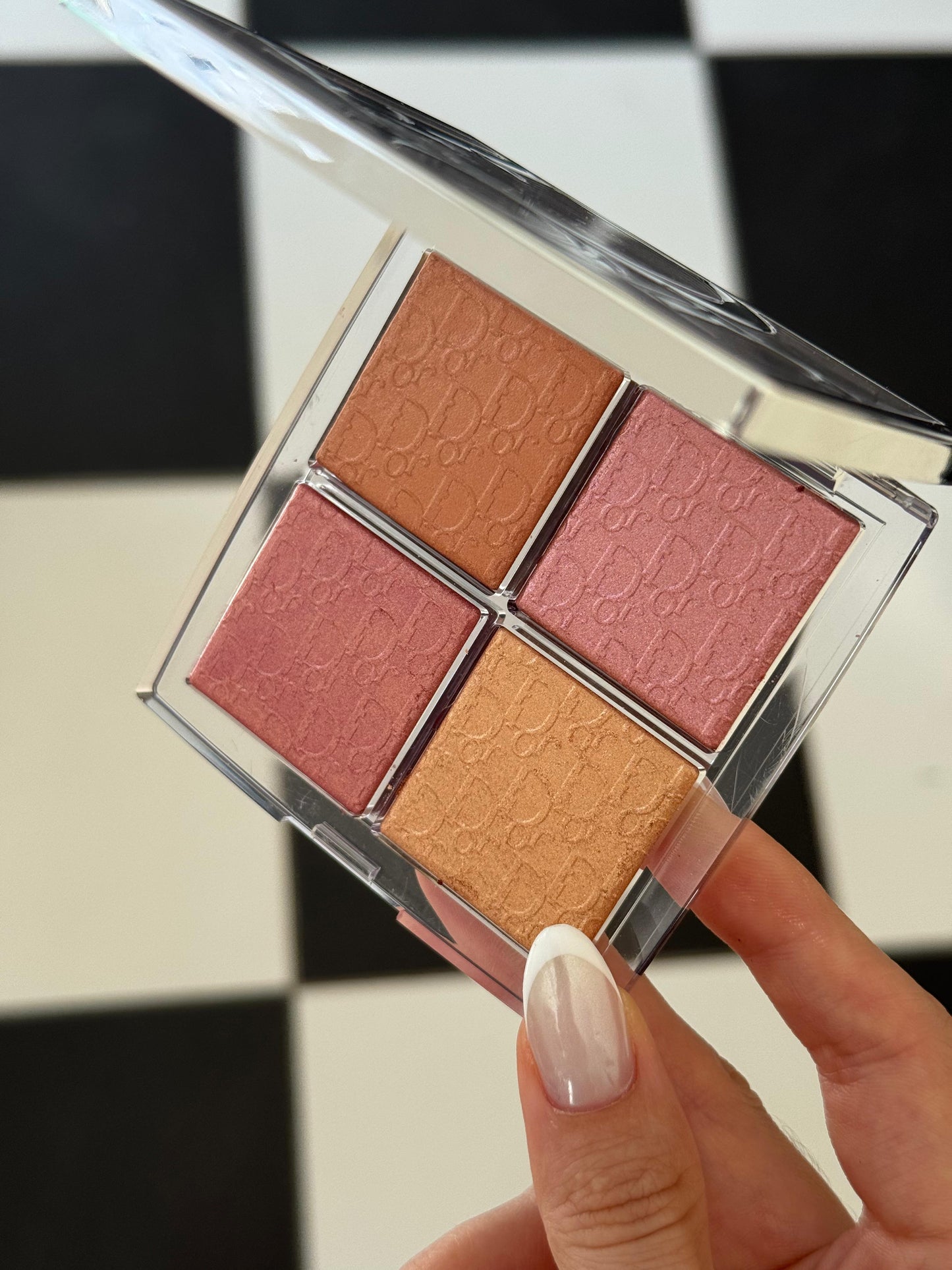 DIOR Backstage Glow Maximizer Palette (005)
Multi-Use Highlighter and Blush - Multi-Reflective Glow