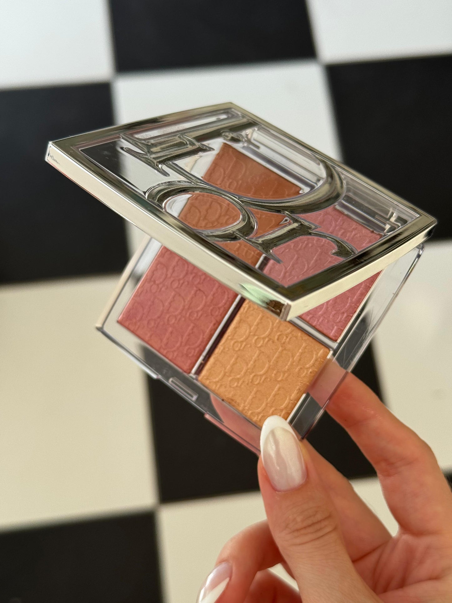 DIOR Backstage Glow Maximizer Palette (005)
Multi-Use Highlighter and Blush - Multi-Reflective Glow