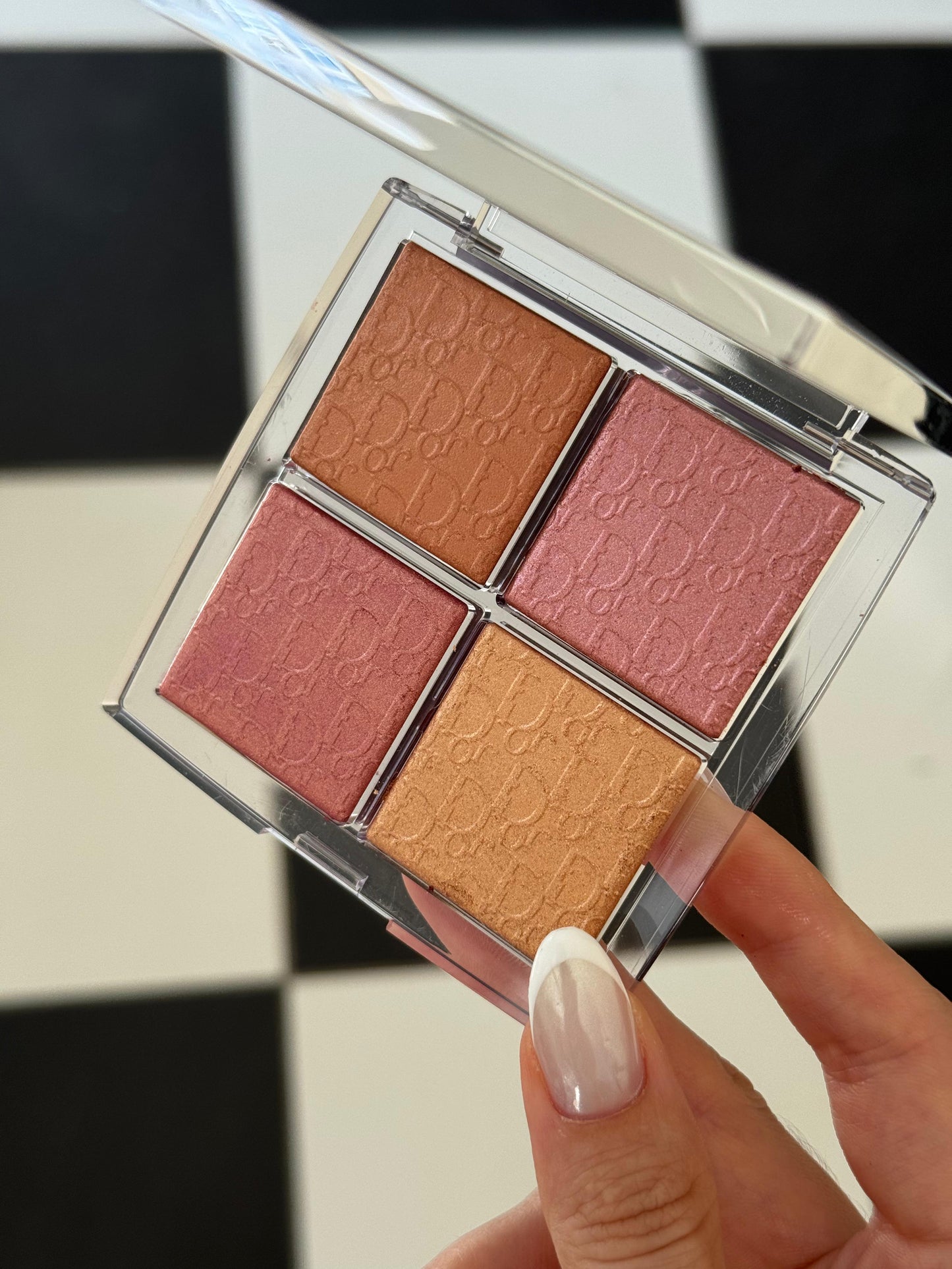 DIOR Backstage Glow Maximizer Palette (005)
Multi-Use Highlighter and Blush - Multi-Reflective Glow