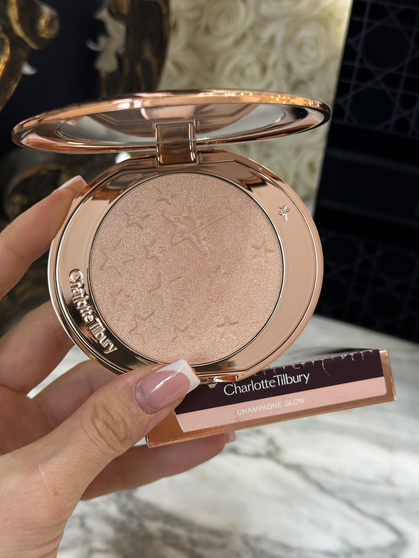 CHARLOTTE TILBURY Hollywood Glow Glide Face Architect Highlighter
Champagne Glow