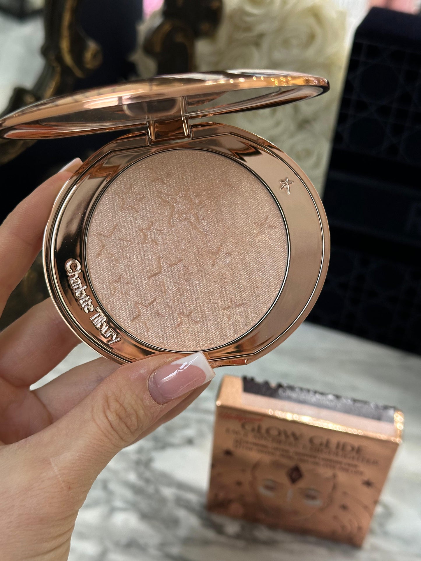 CHARLOTTE TILBURY Hollywood Glow Glide Face Architect Highlighter
Champagne Glow