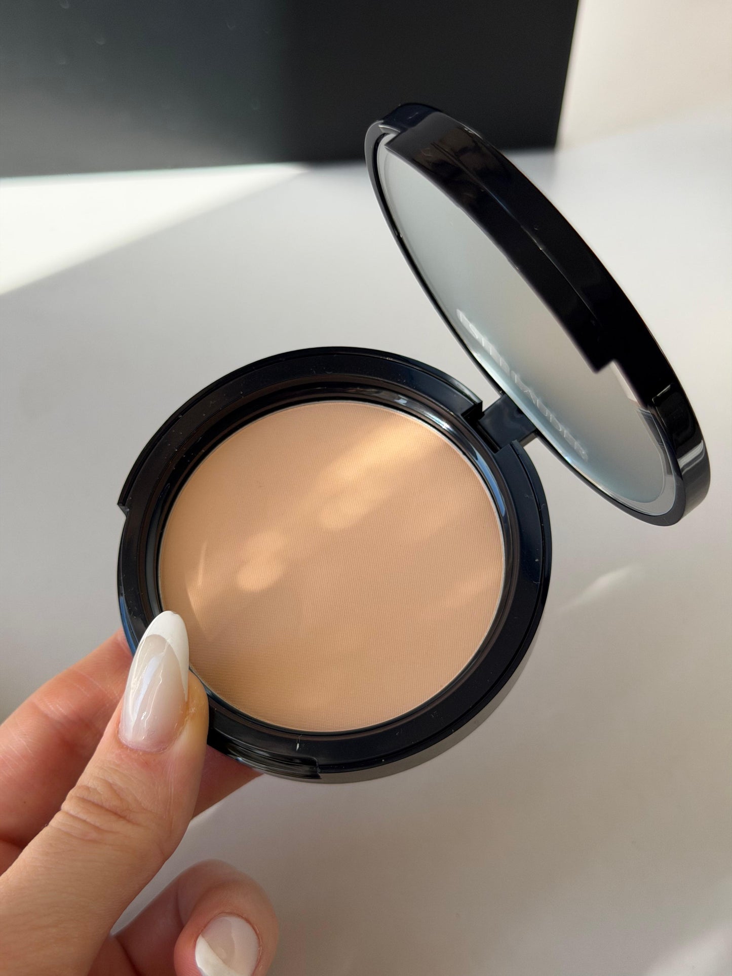 ESTEE LAUDER Double Wear
Stay-in-Place Matte Setting Powder Veil - Translucent Light Medium
