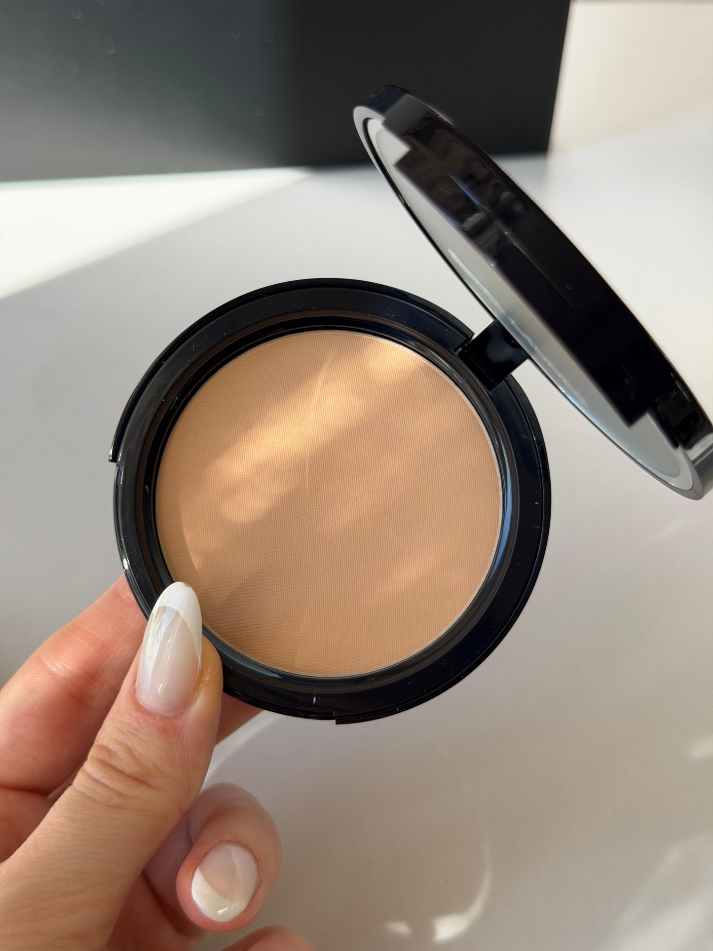ESTEE LAUDER Double Wear
Stay-in-Place Matte Setting Powder Veil - Translucent Light Medium