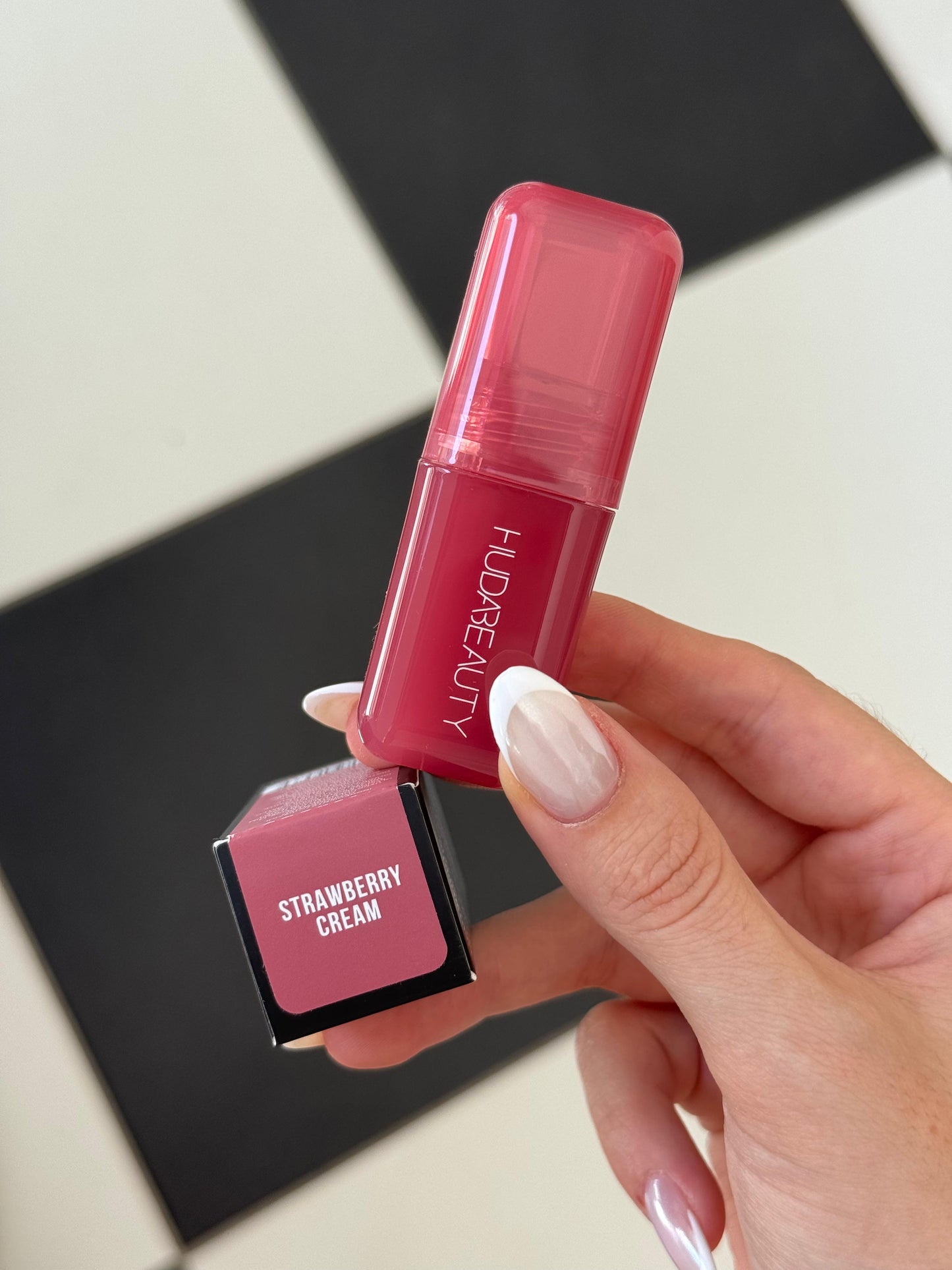 HUDA BEAUTY 
Blush Filter Soft Glow Liquid Blush - Strawberry Cream