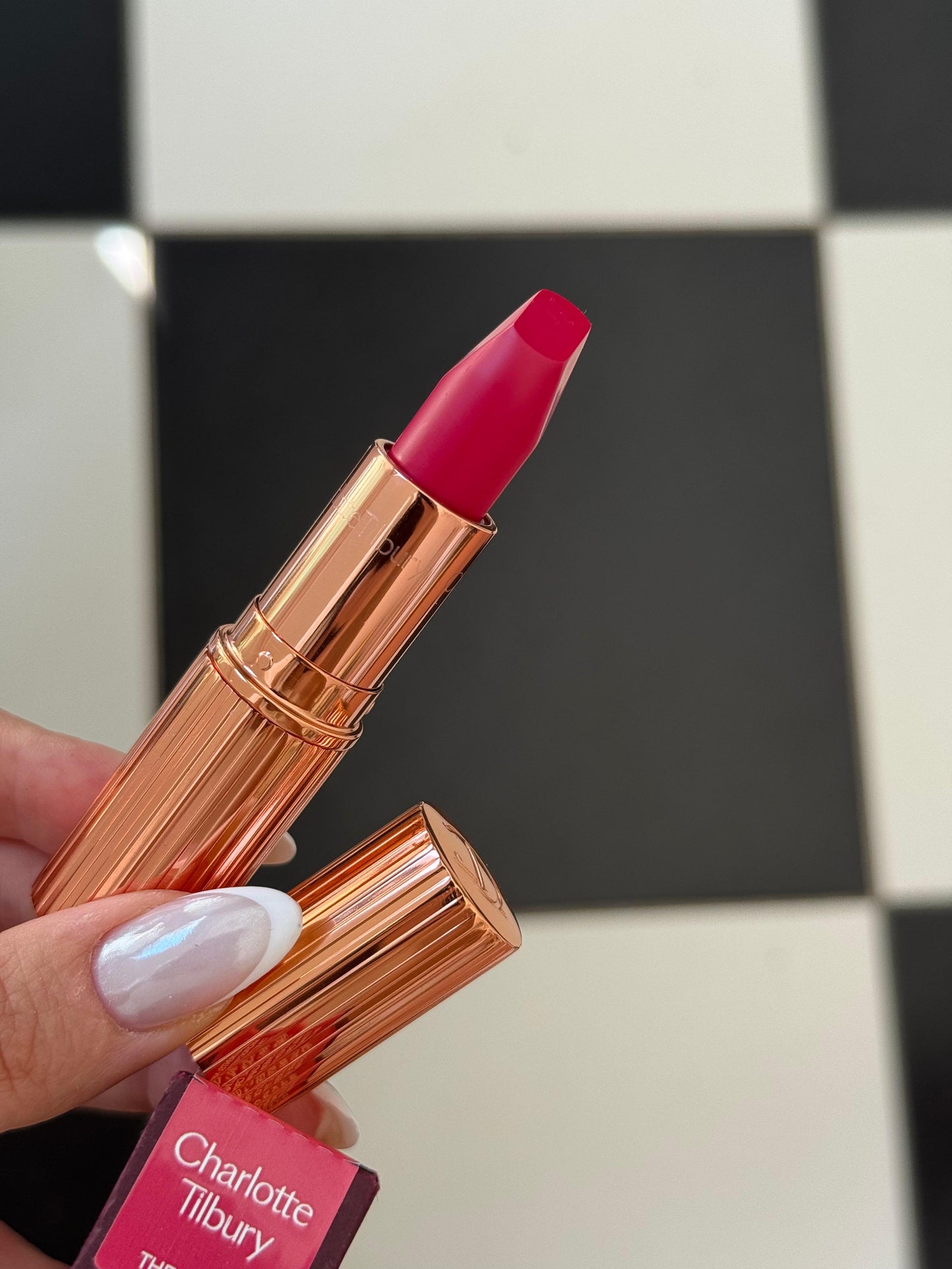 CHARLOTTE TILBURY Matte Revolution Lipstick - The Queen