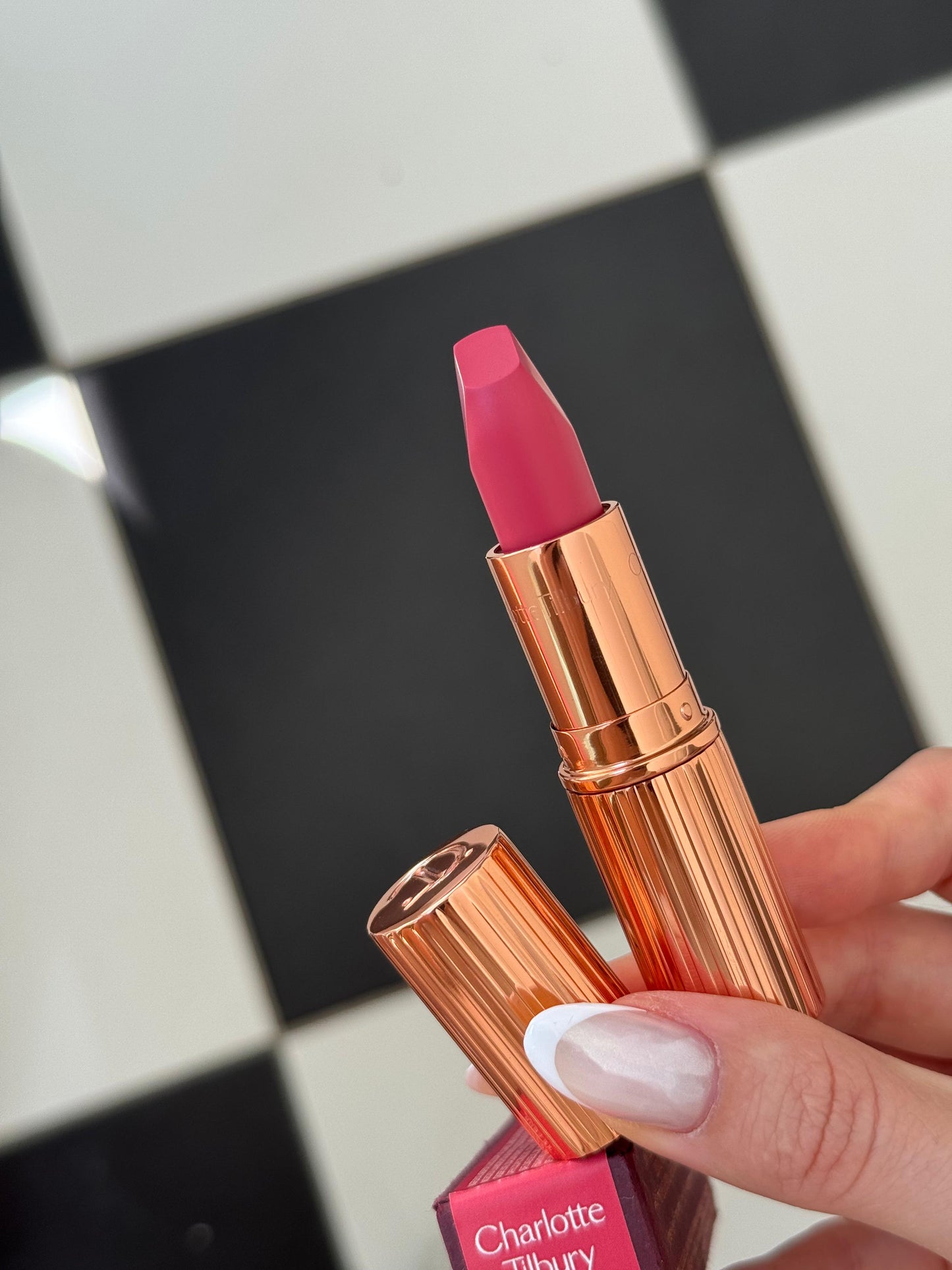 CHARLOTTE TILBURY Matte Revolution Lipstick - Gracefully Pink