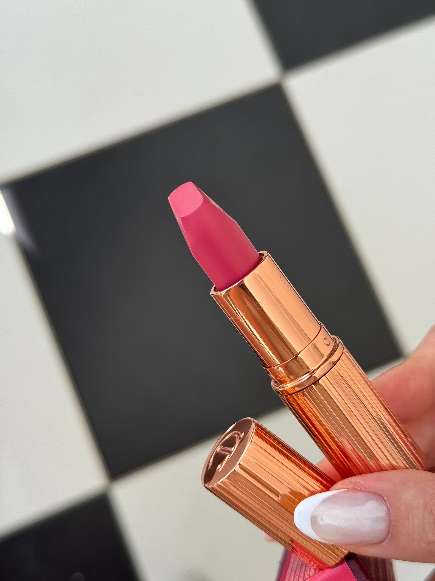 CHARLOTTE TILBURY Matte Revolution Lipstick - Gracefully Pink