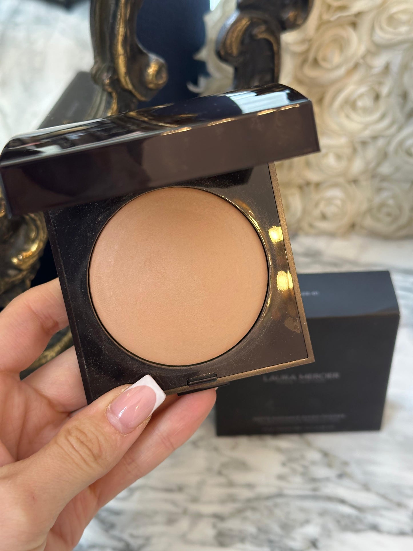 LAURA MERCIER Matte Radiance Baked Face Powder 
Soft Matte Radiance