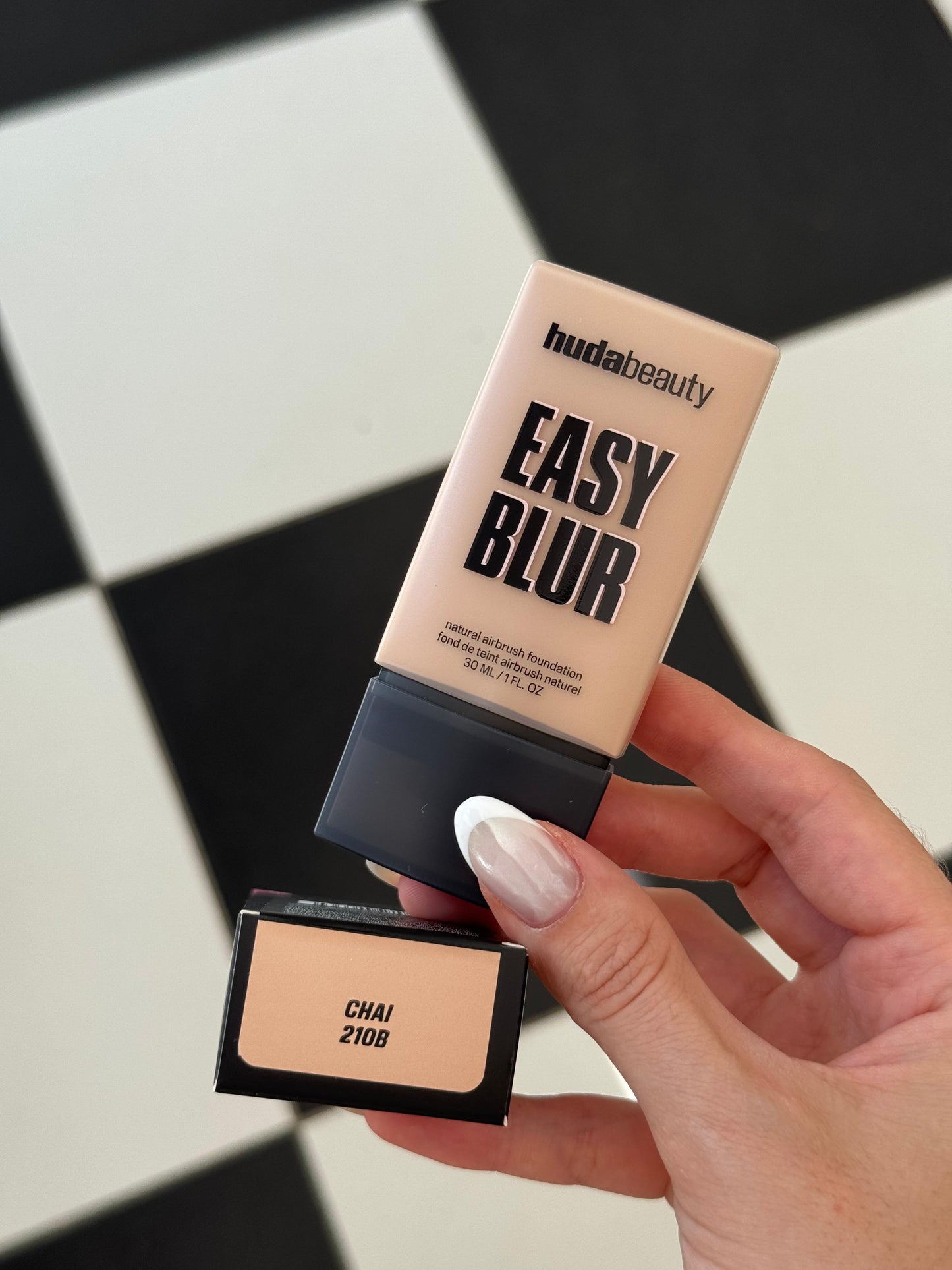 HUDA BEAUTY Easy Blur Natural Airbrush Foundation - Chai 210B