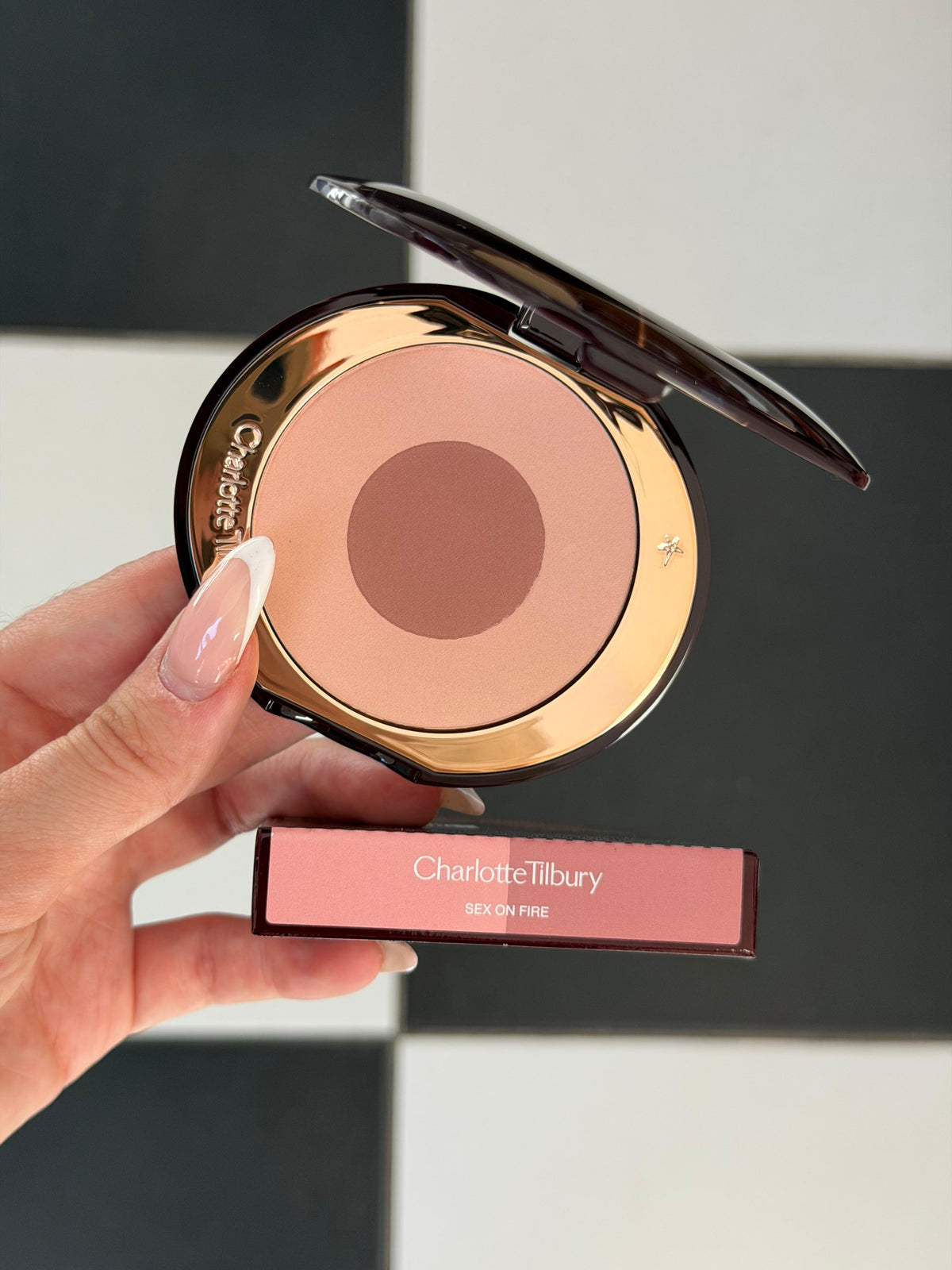 CHARLOTTE TILBURY Cheek To Chic Swish And Pop Blusher