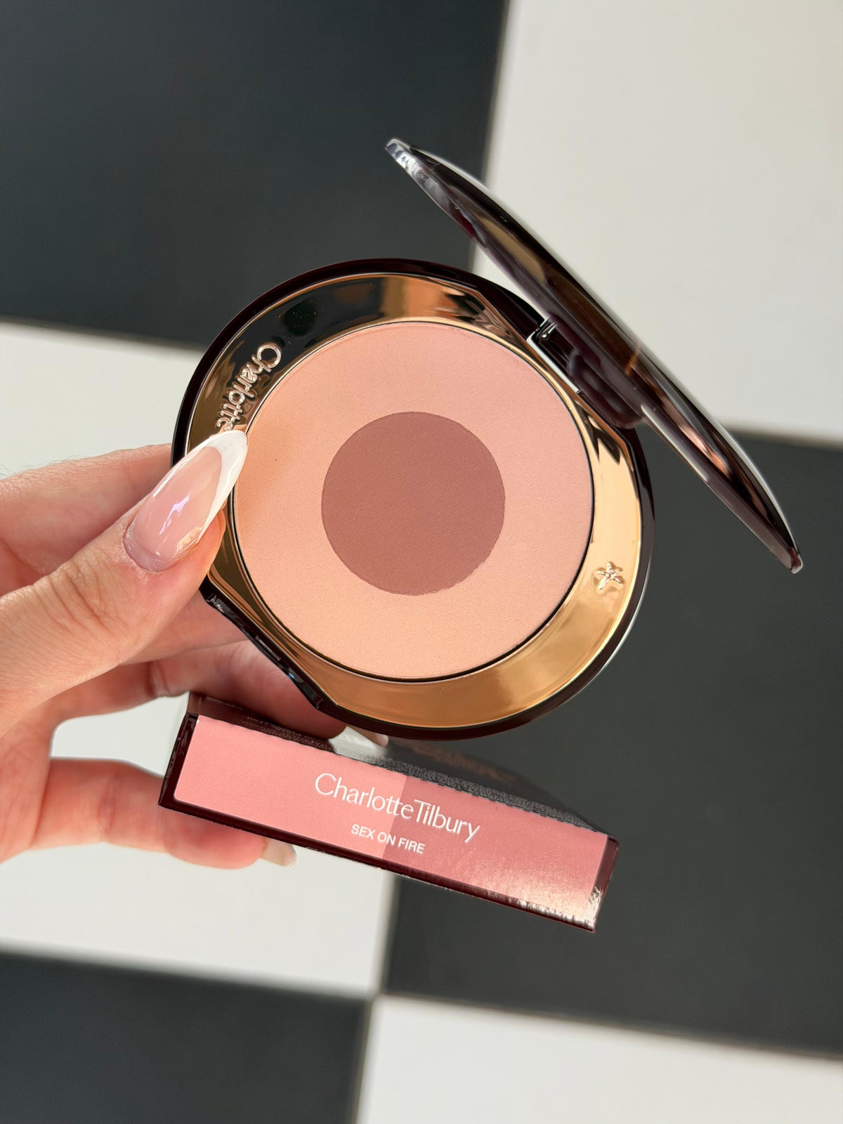CHARLOTTE TILBURY Cheek To Chic Swish And Pop Blusher