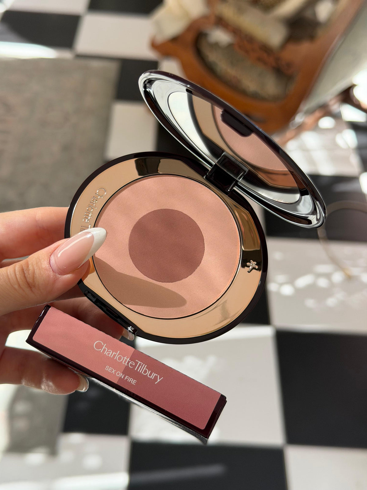 CHARLOTTE TILBURY Cheek To Chic Swish And Pop Blusher