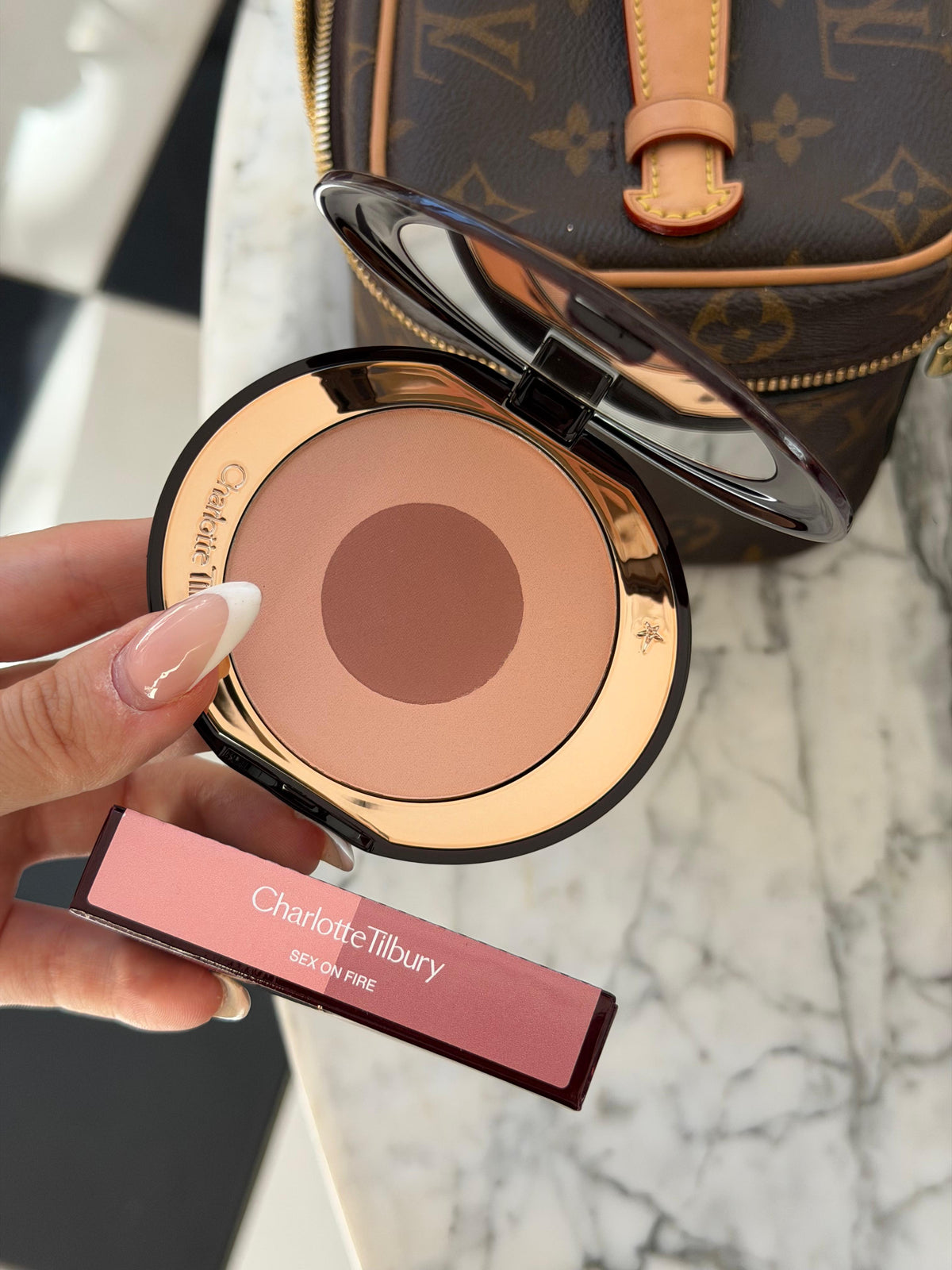 CHARLOTTE TILBURY Cheek To Chic Swish And Pop Blusher