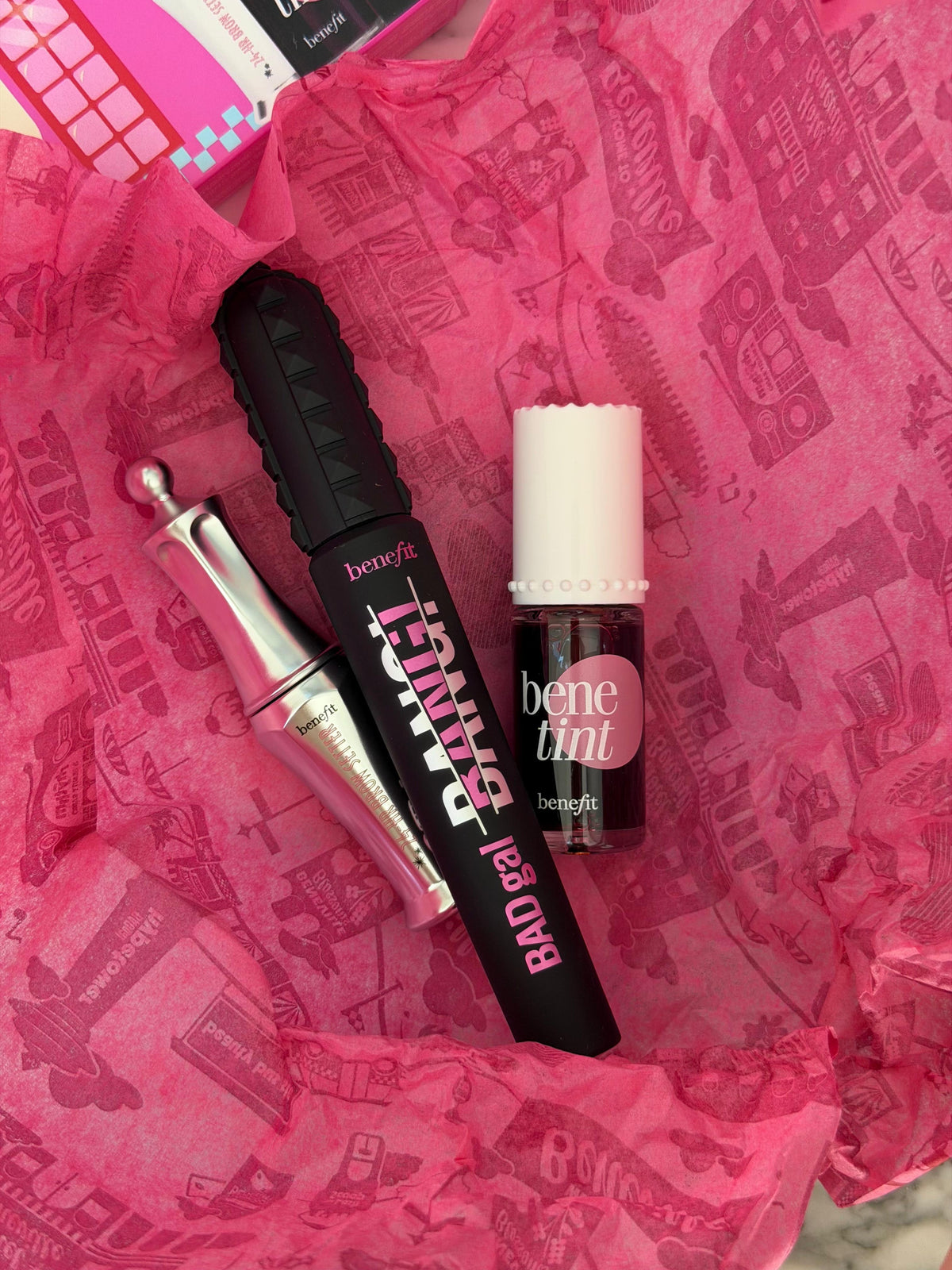 BENEFIT Rhythm & Beauty Radio Set
Full-size Mascara & Tint + Mini Brow Setter