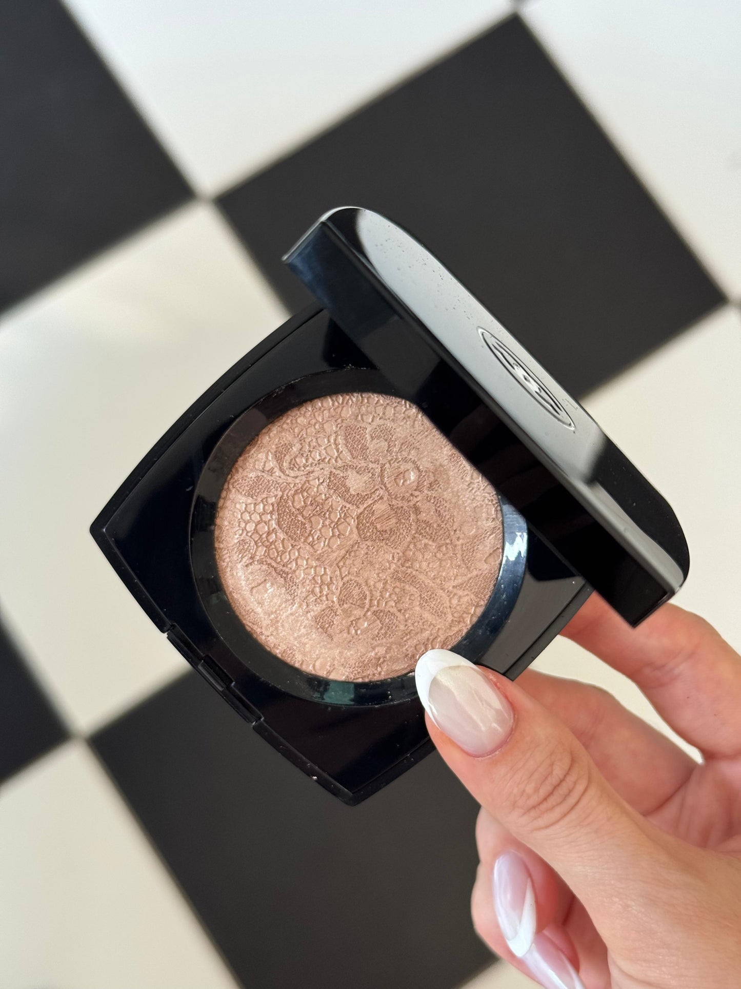 CHANEL Dentelle Précieuse Illuminating Powder - Limited Edition