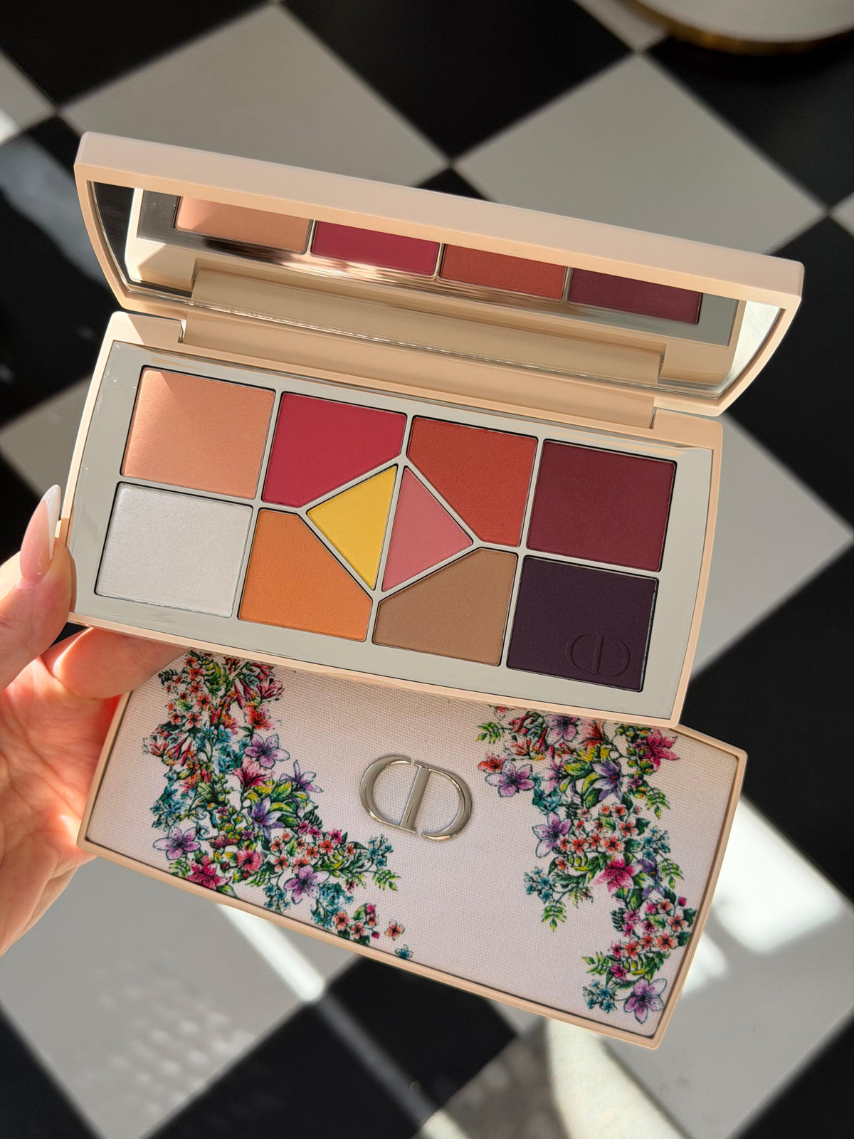 DIOR Diorshow 10 Couleurs Blooming Boudoir Limited Edition
Eye Palette - 10 Eyeshadows - High Color And Long Wear