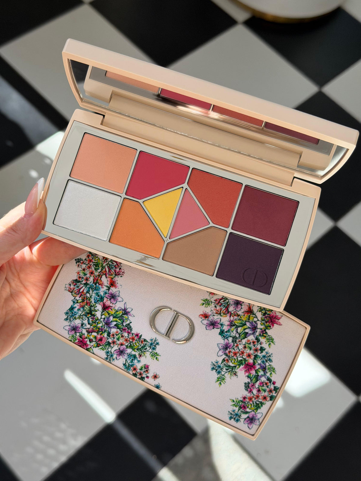 DIOR Diorshow 10 Couleurs Blooming Boudoir Limited Edition
Eye Palette - 10 Eyeshadows - High Color And Long Wear