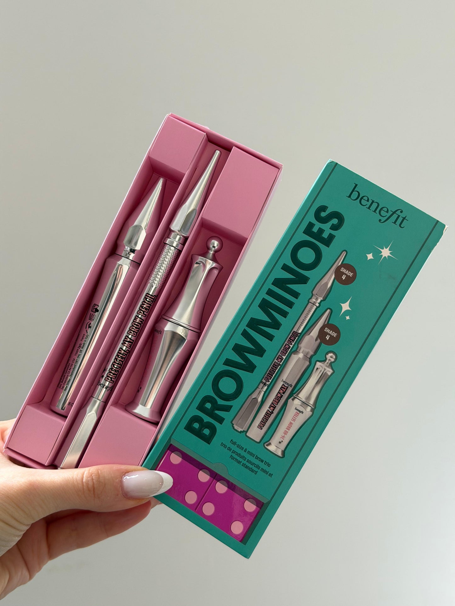 BENEFIT BROWminoes Holiday Gift Set - Deep Brown
Full-Size Brow Defining Pencil, Volumizing Fiber Brow Gel, And Brow Setting Gel
