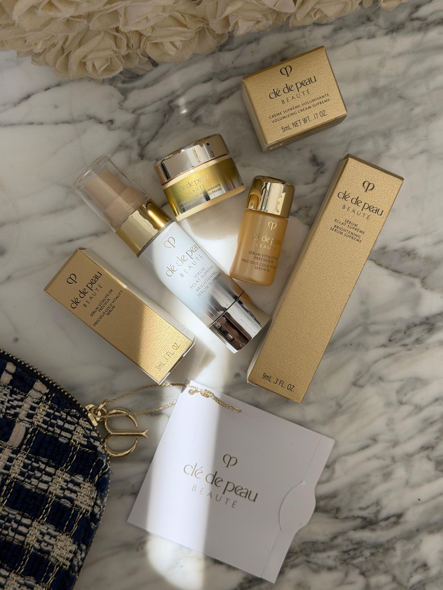CLE DE PEAU
Beauty Pouch Gift Mini Set (2 Serum + Cream Supreme)