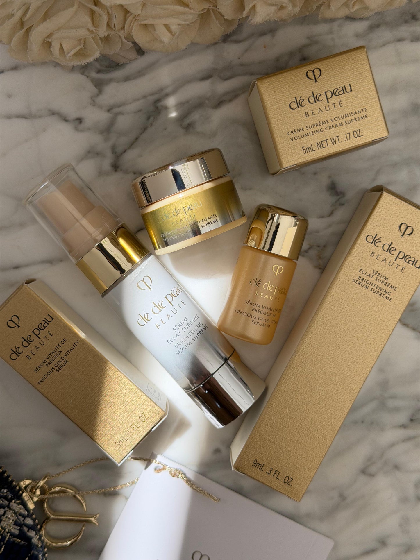 CLE DE PEAU
Beauty Pouch Gift Mini Set (2 Serum + Cream Supreme)