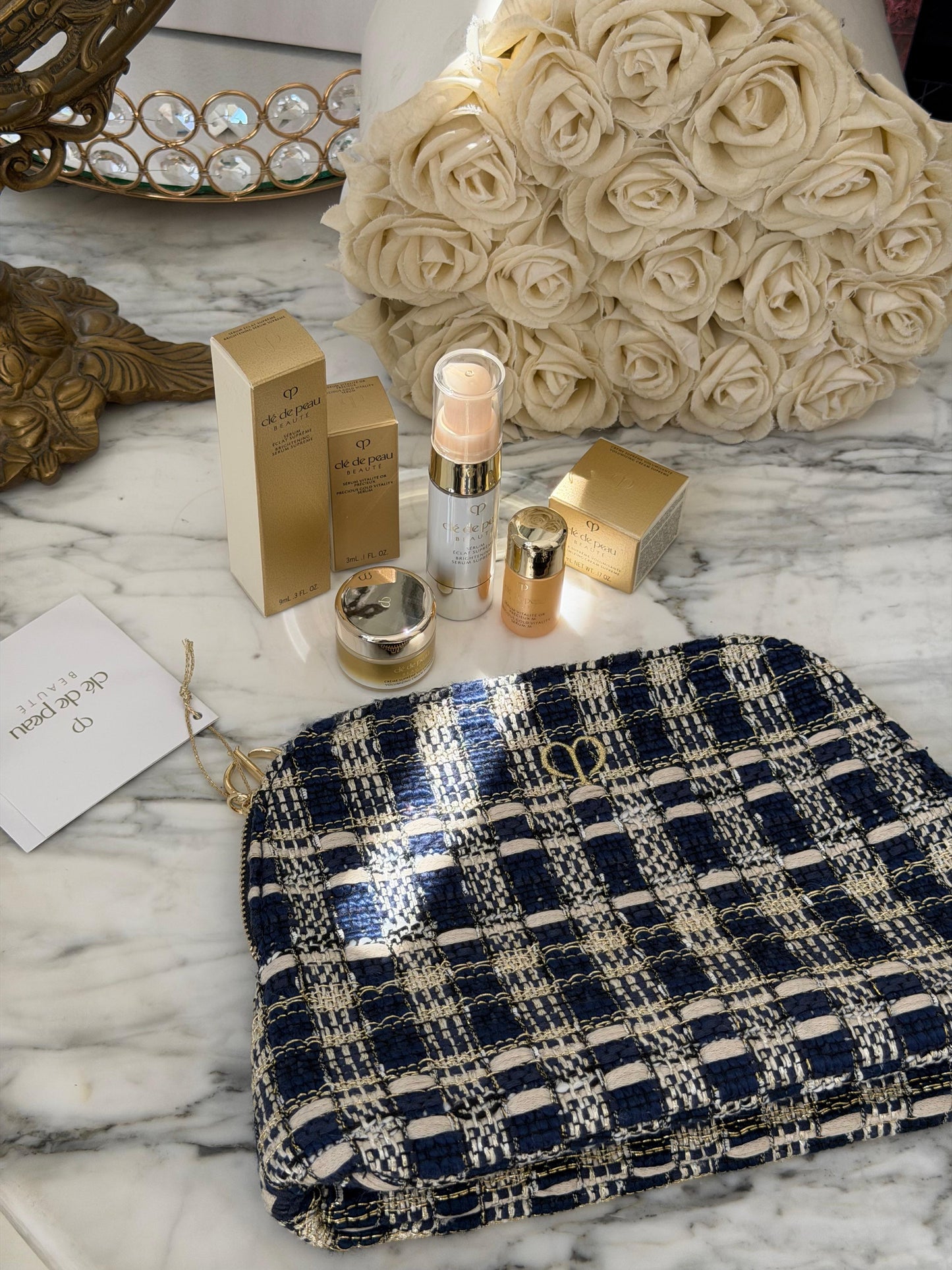 CLE DE PEAU
Beauty Pouch Gift Mini Set (2 Serum + Cream Supreme)