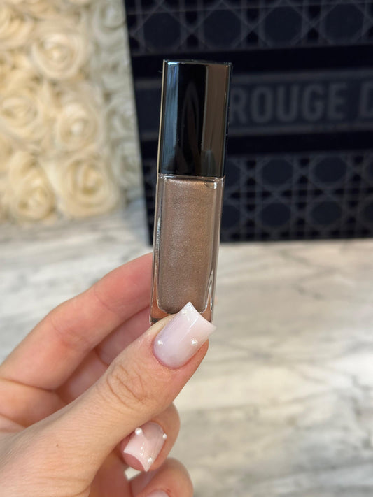CHANEL Ombre Première Laque
Longwear Liquid Eyeshadow
