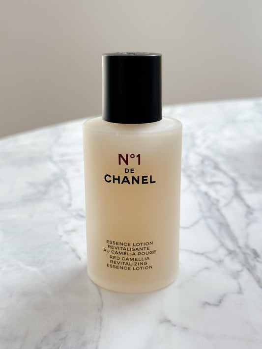 CHANEL N°1 De Chanel Revitalizing Essence Lotion
Plumps - Unifies - Illuminates