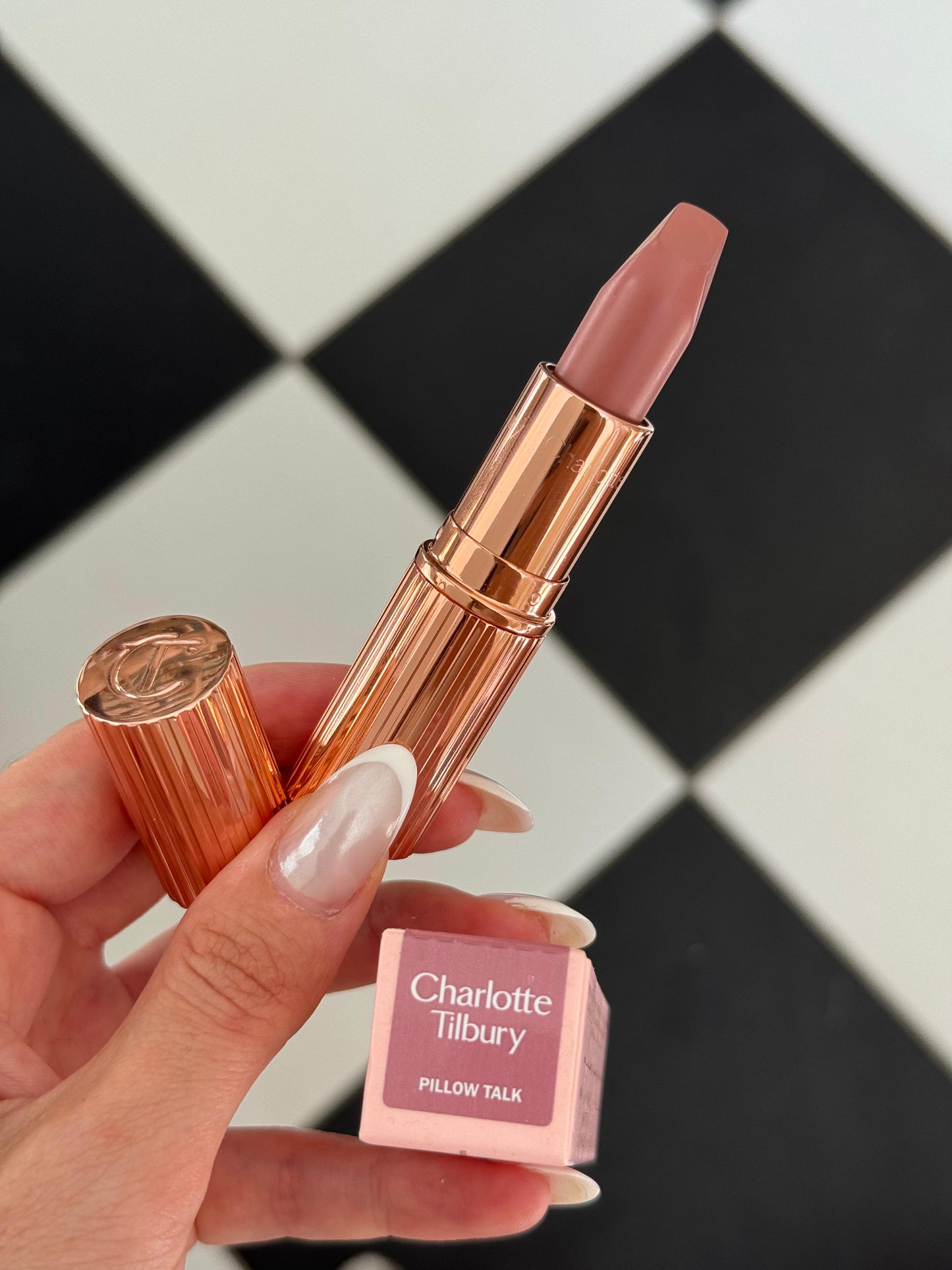 CHARLOTTE TILBURY Pillow Talk
Matte Revolution Long-Lasting Lipstick