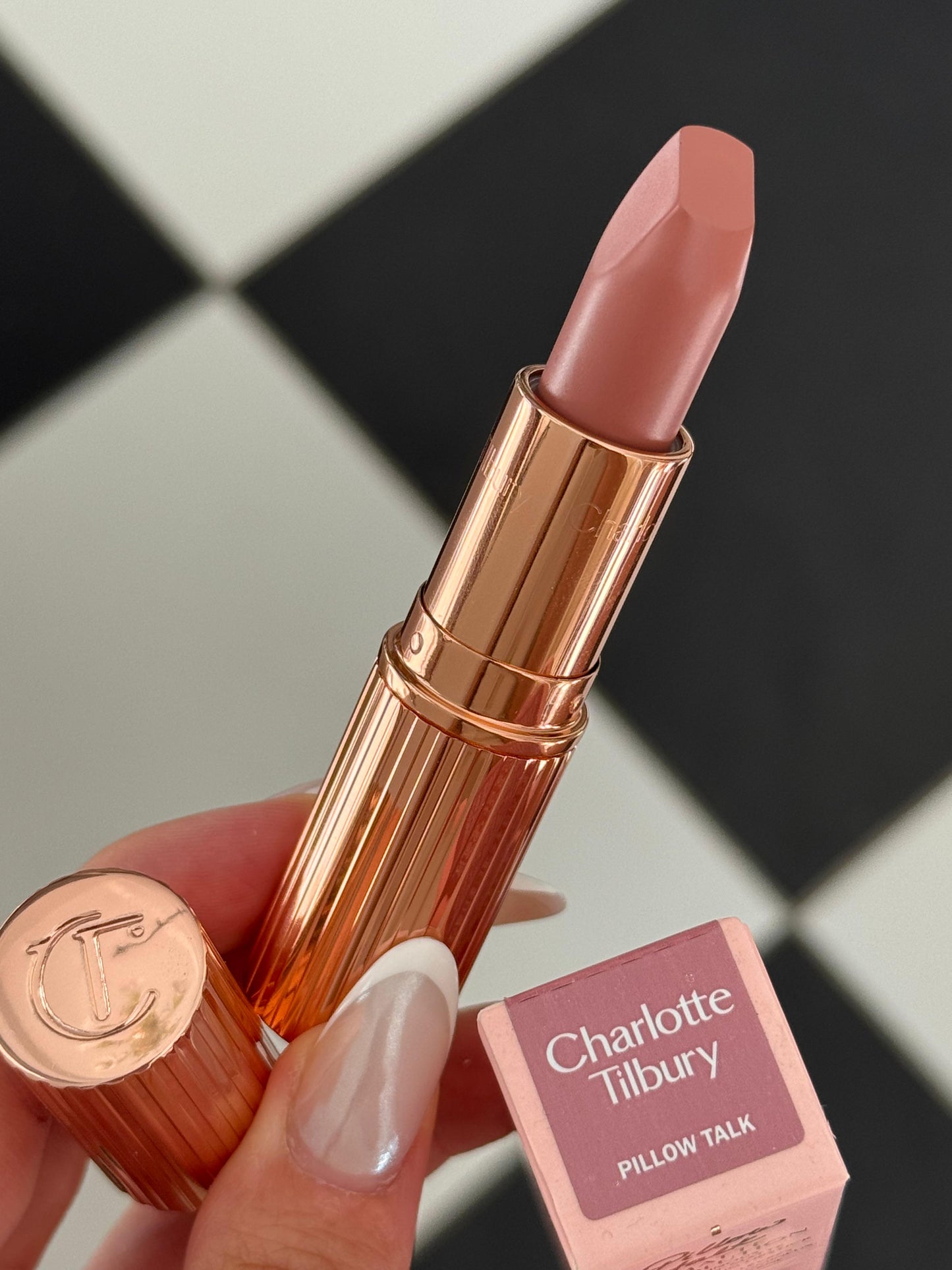 CHARLOTTE TILBURY Pillow Talk
Matte Revolution Long-Lasting Lipstick