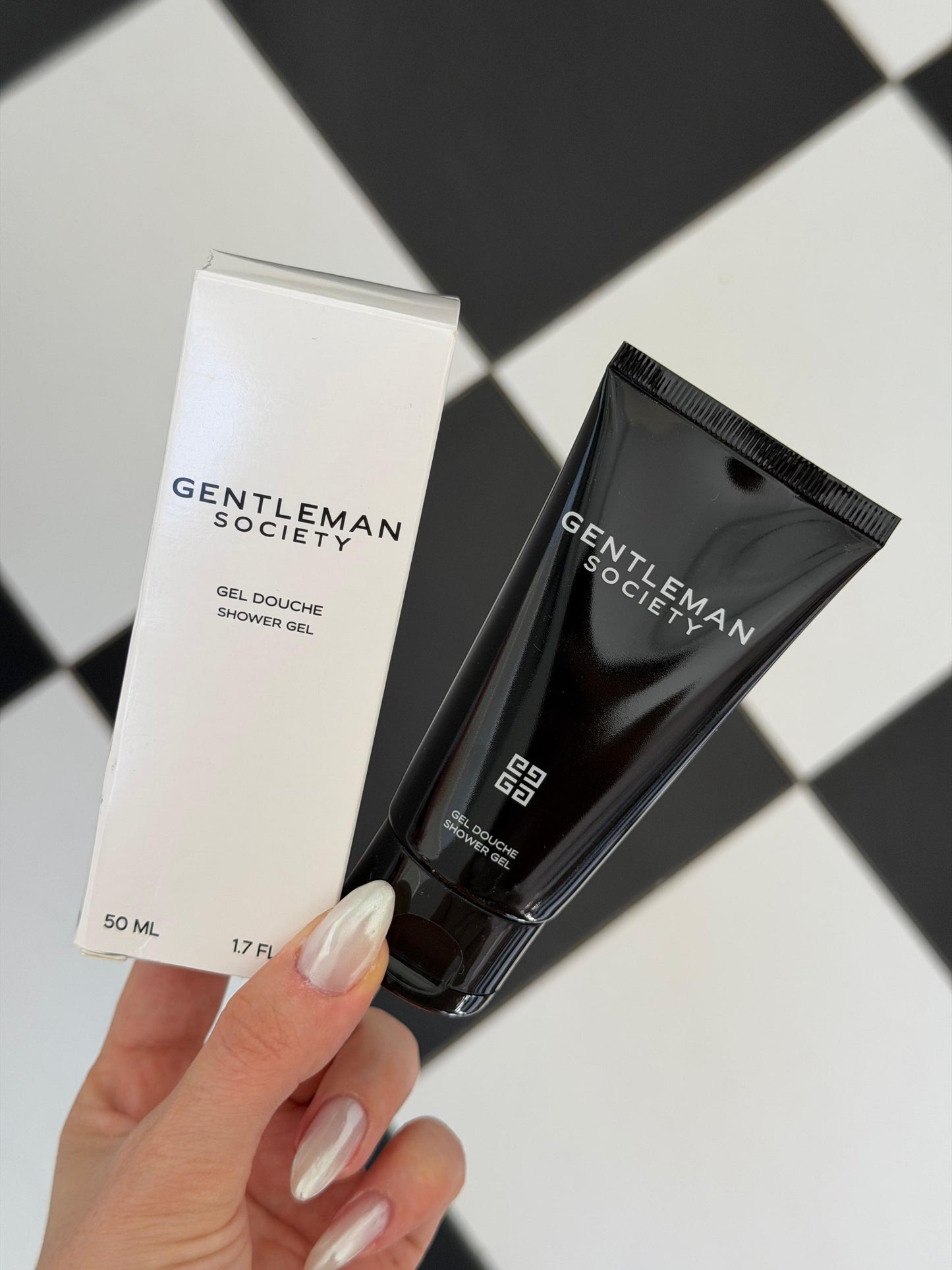 GIVENCHY Gentleman Society Shower Gel
Woody, Floral, Aromatic