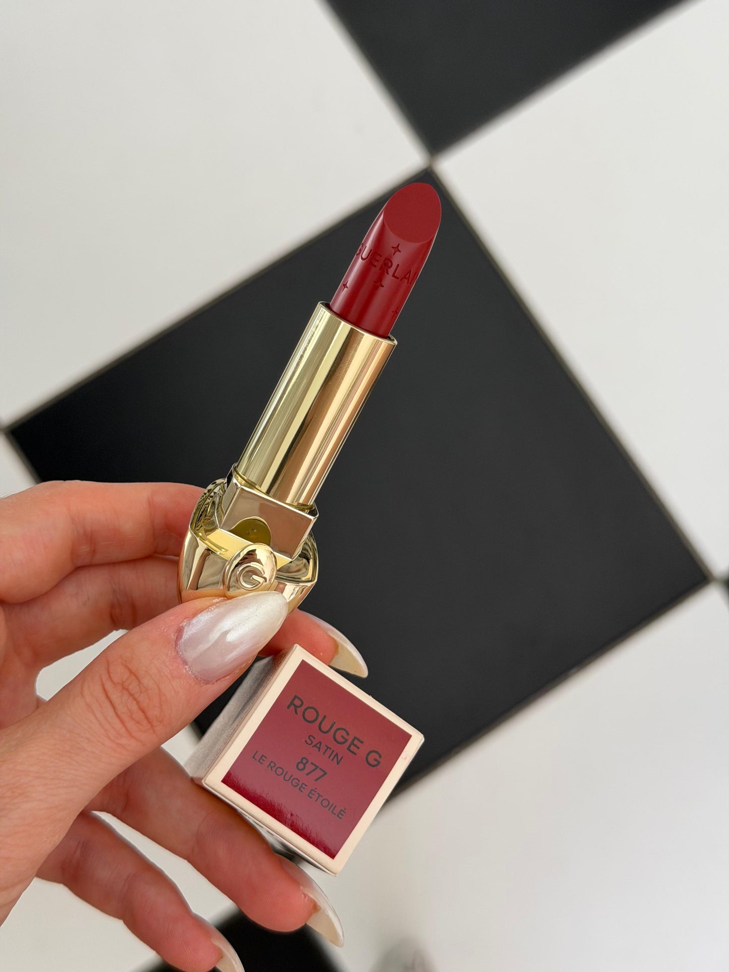 GUERLAIN Rouge G Velvet
Lipstick (877)