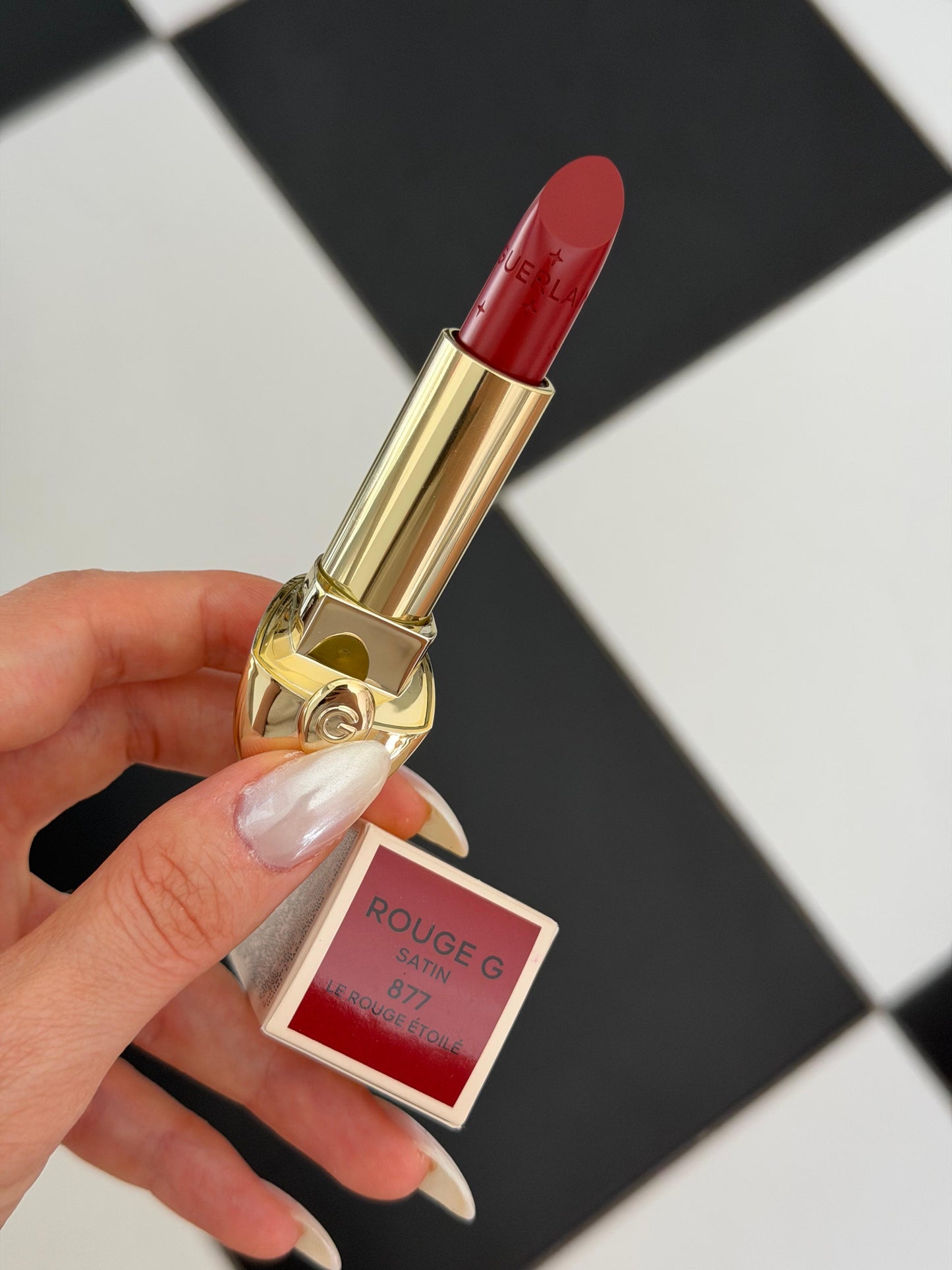 GUERLAIN Rouge G Velvet
Lipstick (877)