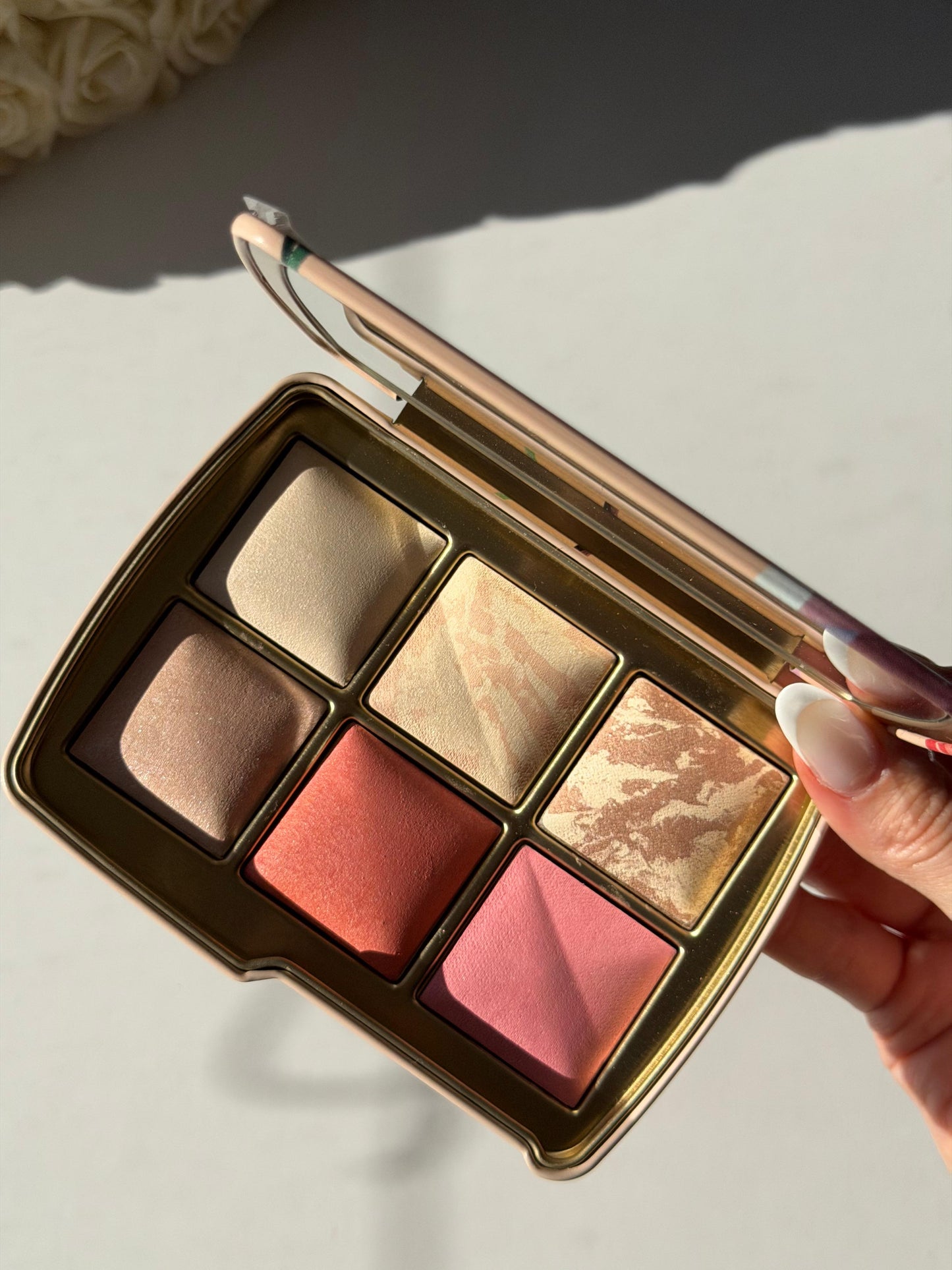 HOURGLASS Ambient Lighting Edit Unlocked Palette - Deer