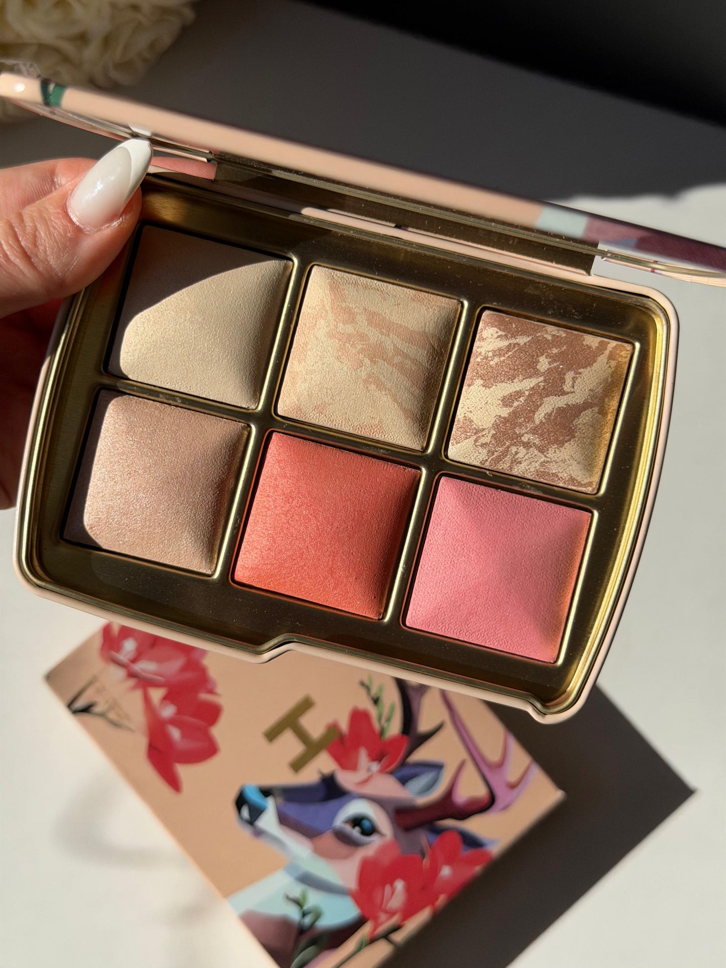 HOURGLASS Ambient Lighting Edit Unlocked Palette - Deer