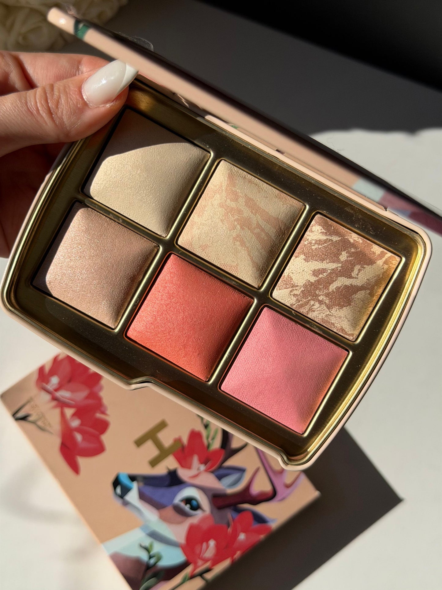 HOURGLASS Ambient Lighting Edit Unlocked Palette - Deer