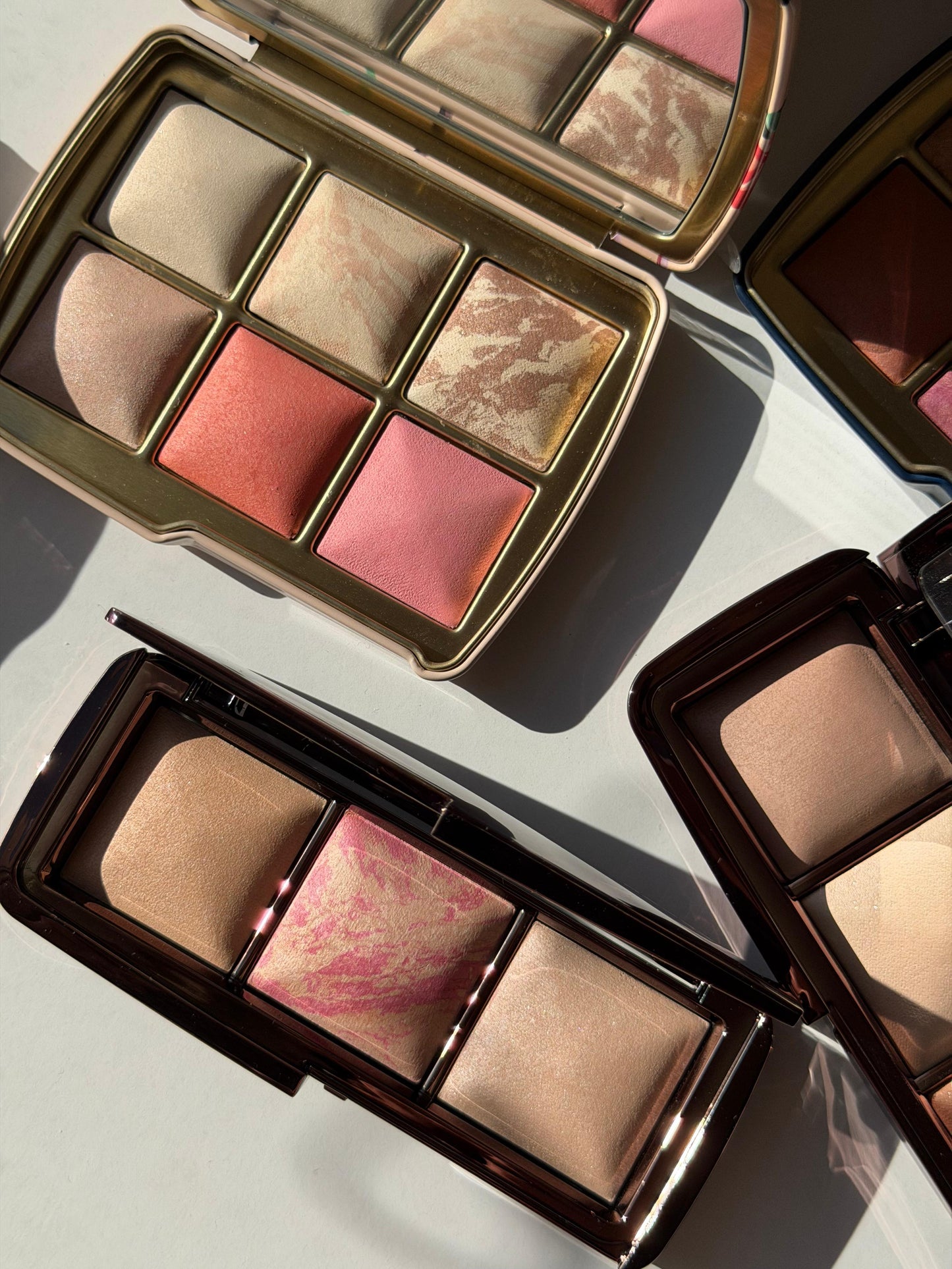 HOURGLASS Ambient Lighting Edit Unlocked Palette - Deer